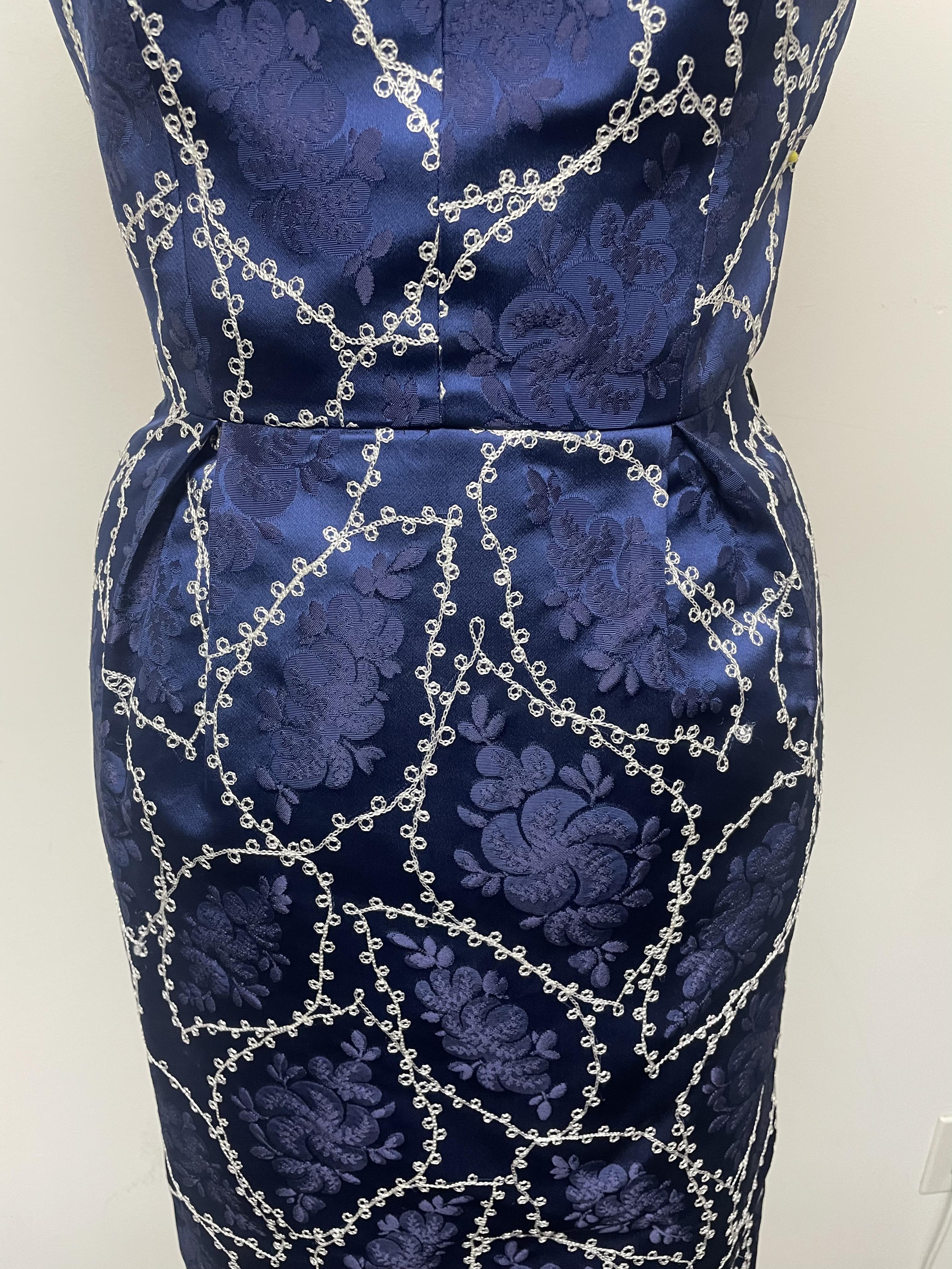 Vestido slim de tafetán bordado azul zafiro y blanco sin hombros en venta 1