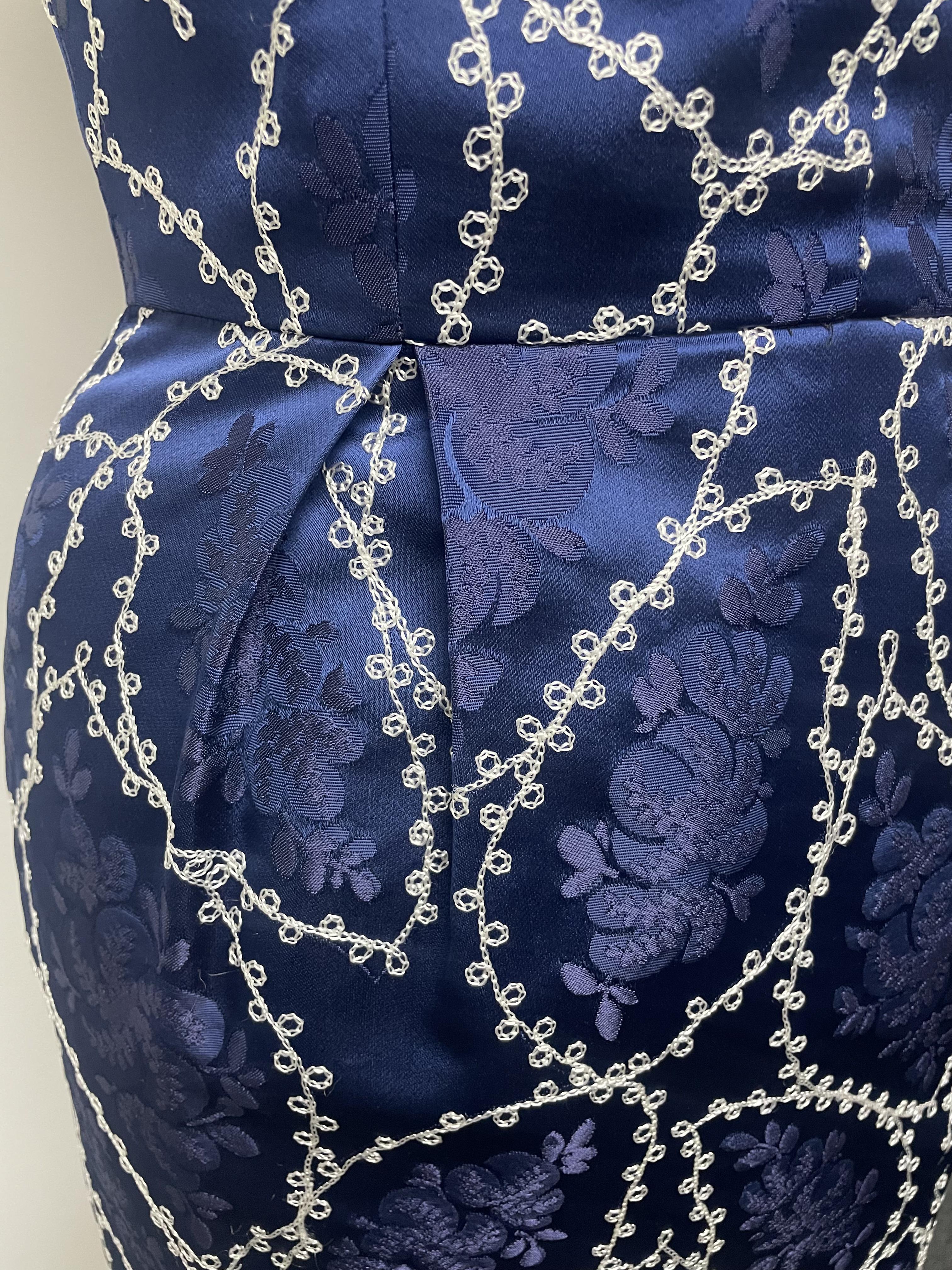 Vestido slim de tafetán bordado azul zafiro y blanco sin hombros en venta 2