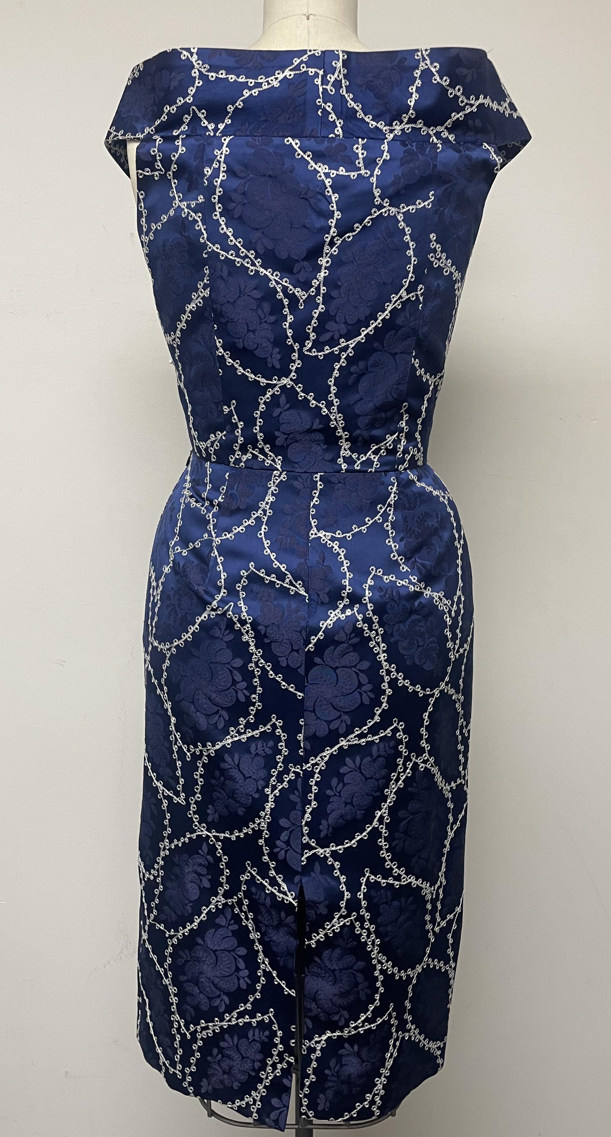 Vestido slim de tafetán bordado azul zafiro y blanco sin hombros en venta 3