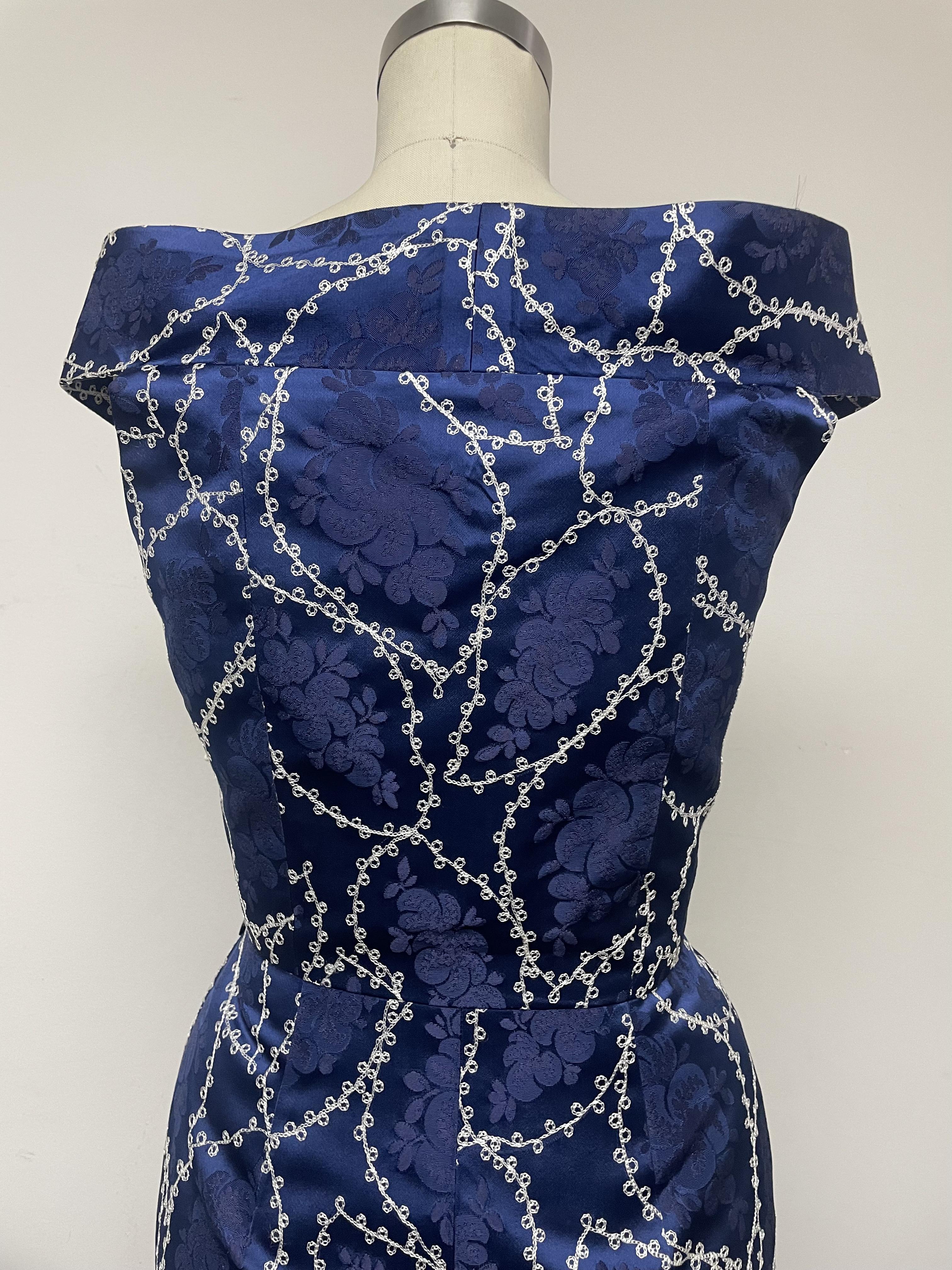 Vestido slim de tafetán bordado azul zafiro y blanco sin hombros en venta 4