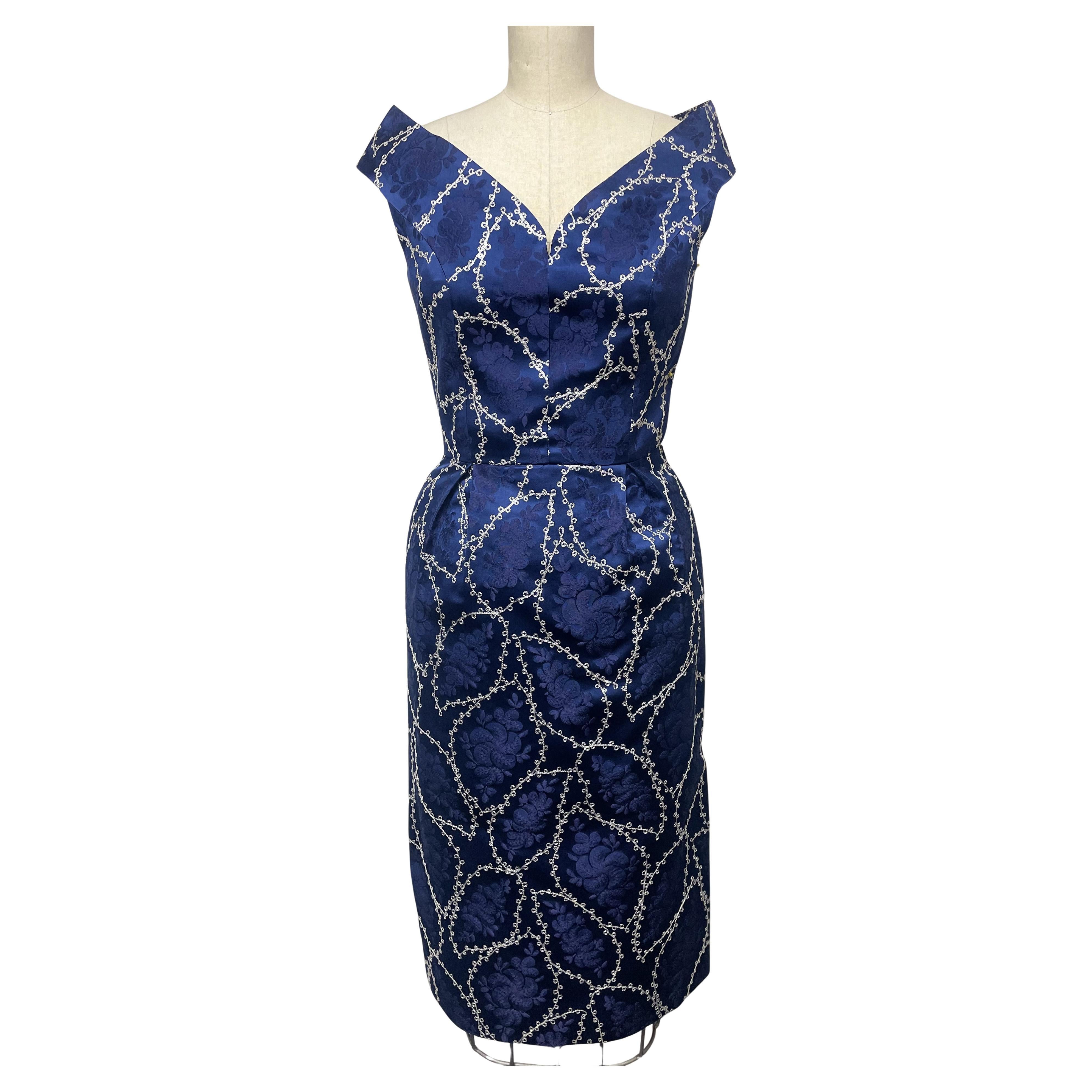 Vestido slim de tafetán bordado azul zafiro y blanco sin hombros en venta