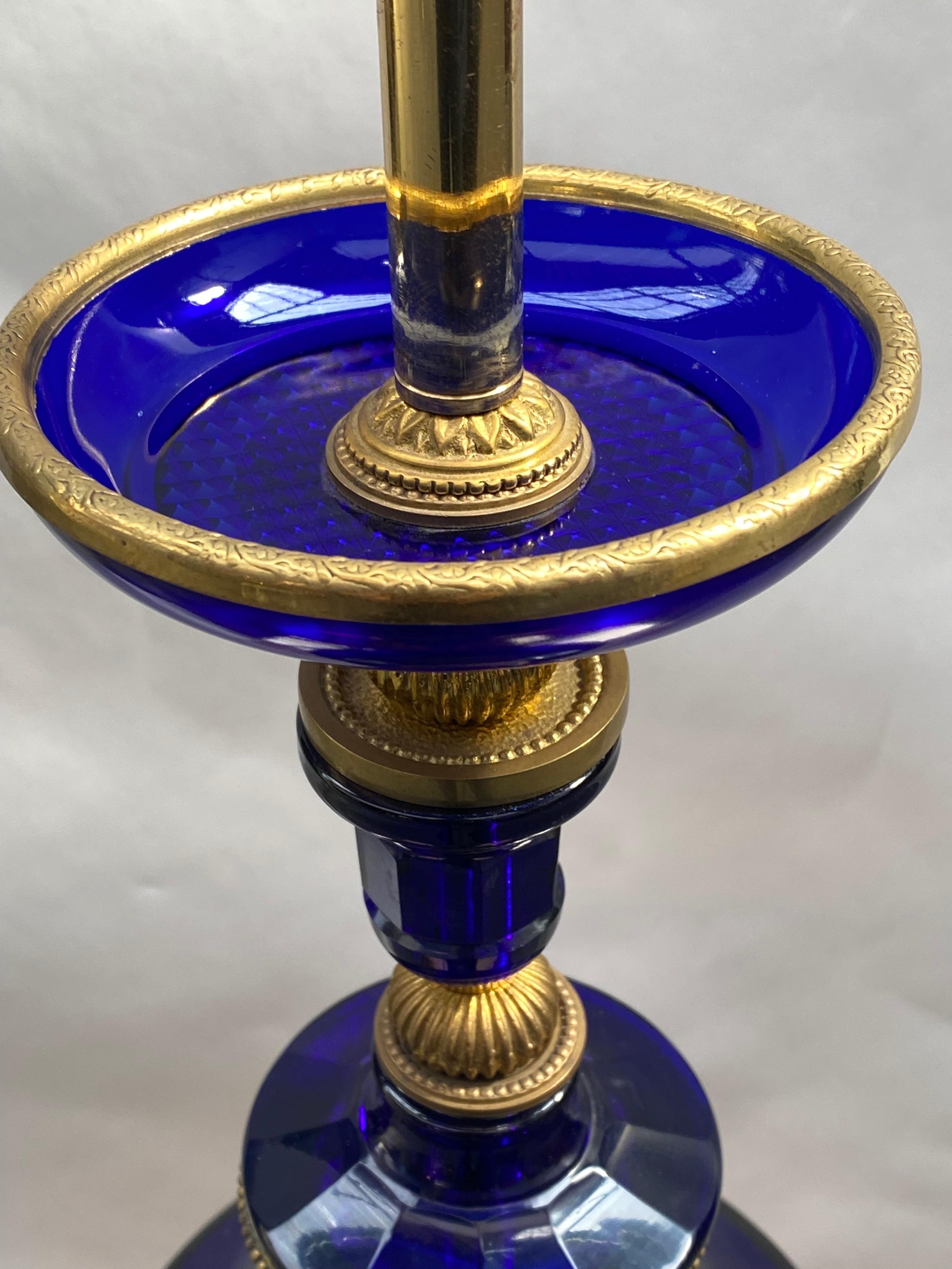 Base de lampe en cristal bleu saphir et bronze doré Bon état - En vente à Paris, France