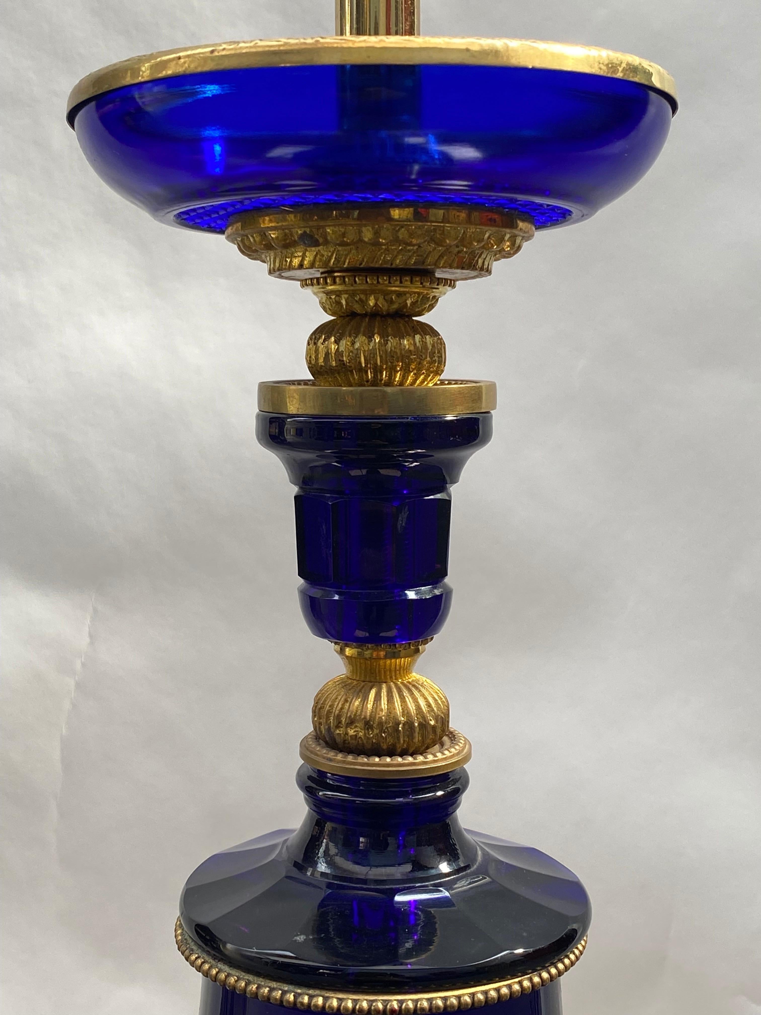 20ième siècle Base de lampe en cristal bleu saphir et bronze doré en vente