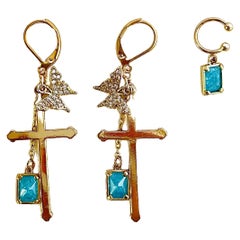 Orecchini a buco a croce lunga in oro con cristalli di zaffiro blu, con farfalla