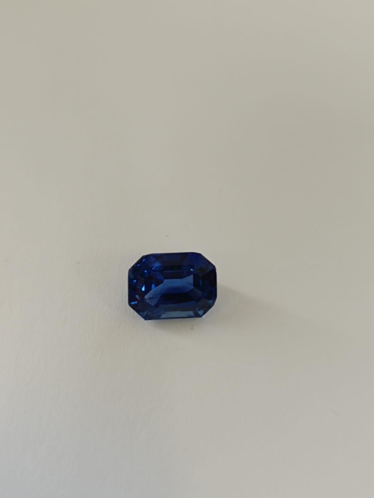 Pierre précieuse de taille émeraude bleue saphir 3,29 carats
•	Poids en carats : 3,29 cts.
•	Dimensions : 8,98 x 7,01 x 5,17 
•	Couleur : Bleu
•	Forme : Rectangle
•	Style de coupe : Taille émeraude
•	Origine : Birmanie (Myanmar)
•	Pas de chaleur
Il