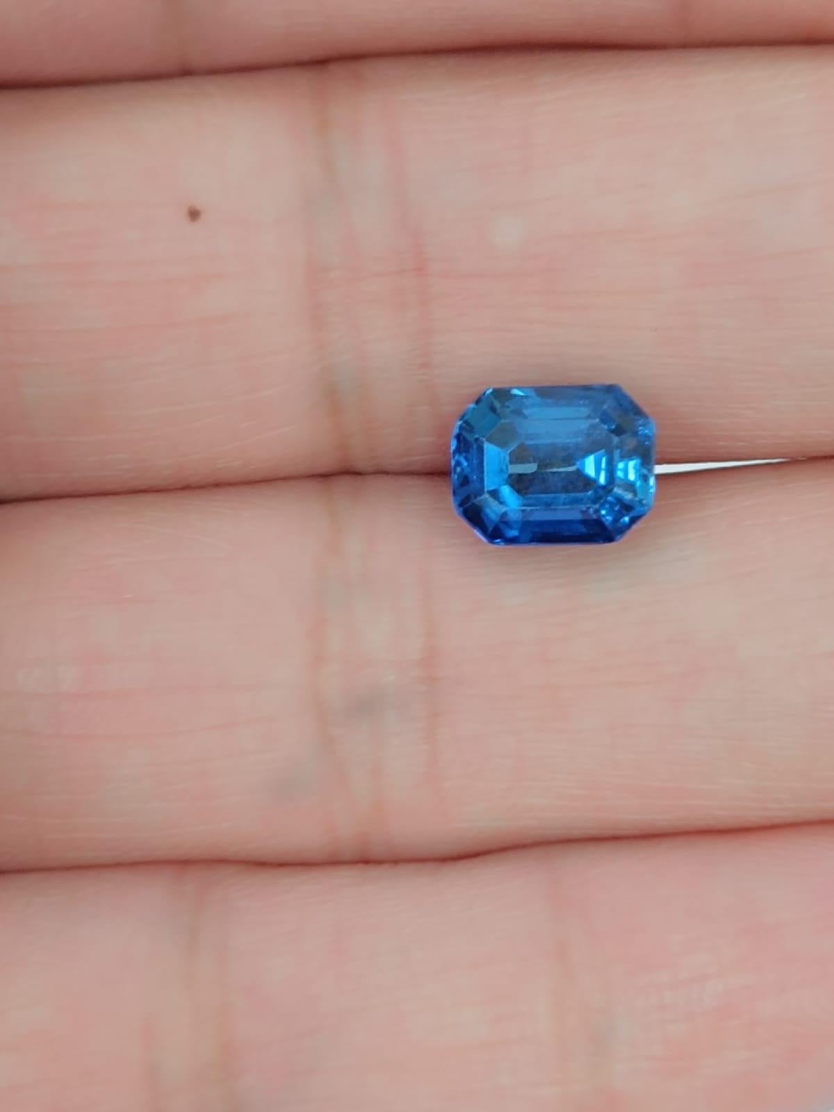 Pierre précieuse de taille émeraude bleue saphir 3,29 carats Unisexe en vente