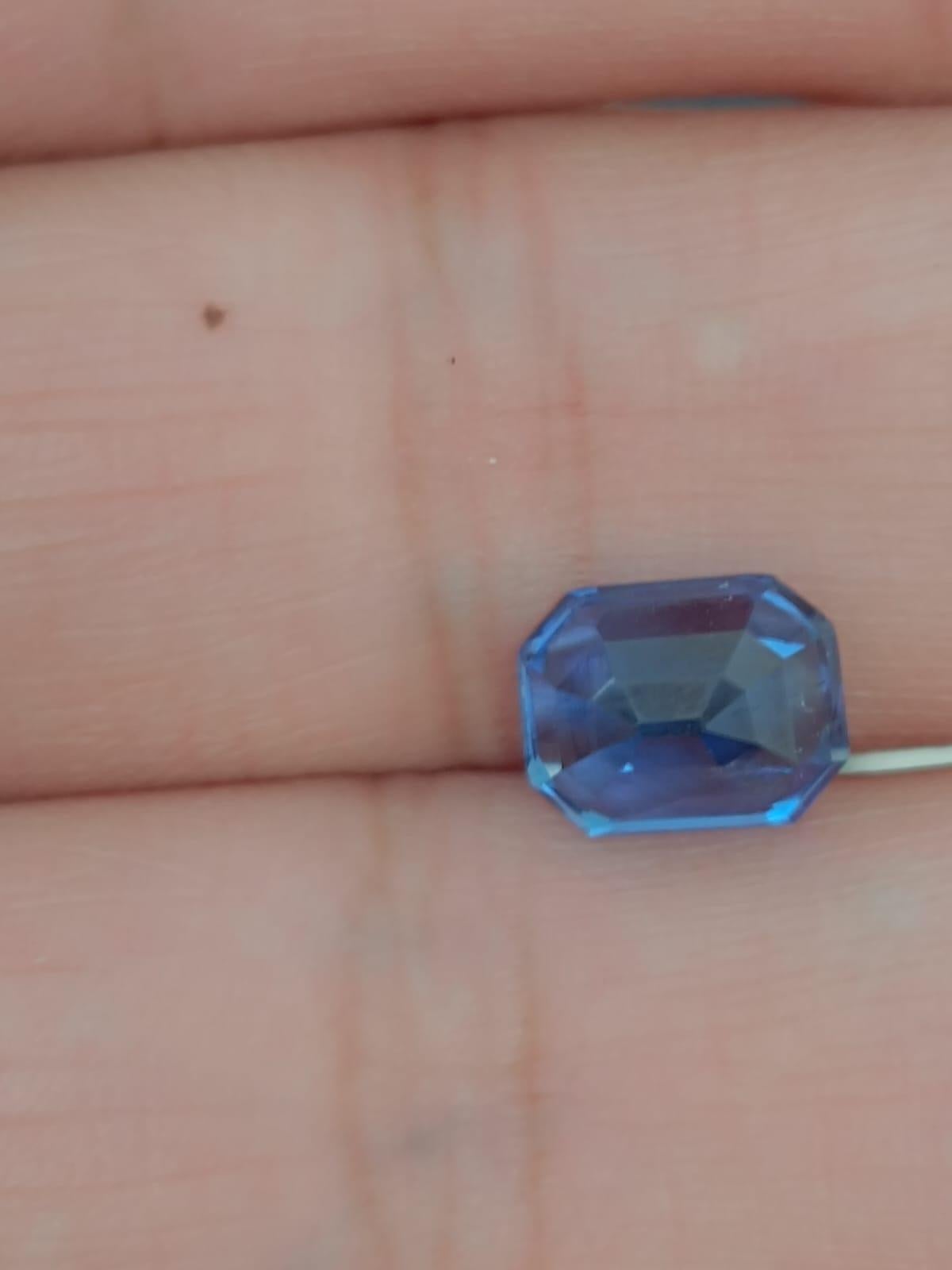 Pierre précieuse de taille émeraude bleue saphir 3,29 carats en vente 1