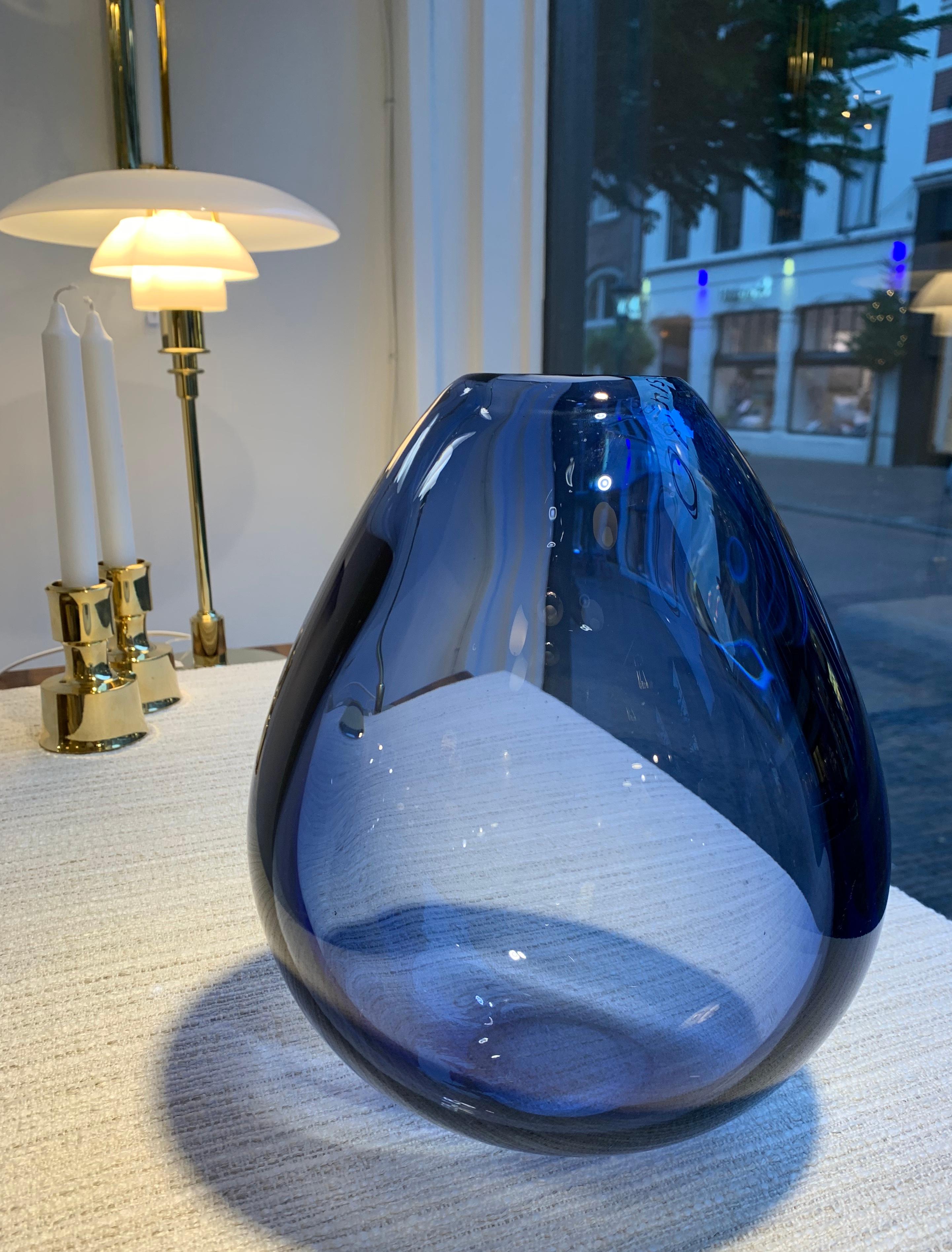Mouth blown second largest size 'Drop Vase' by Danish glass designer Per Lütken for Holmegaard, Denmark. 
Very heavy solid vase in striking electric blue Sapphire colour. Designed by P. Lütkin in 1955. 

These organic shaped mouth blown vases