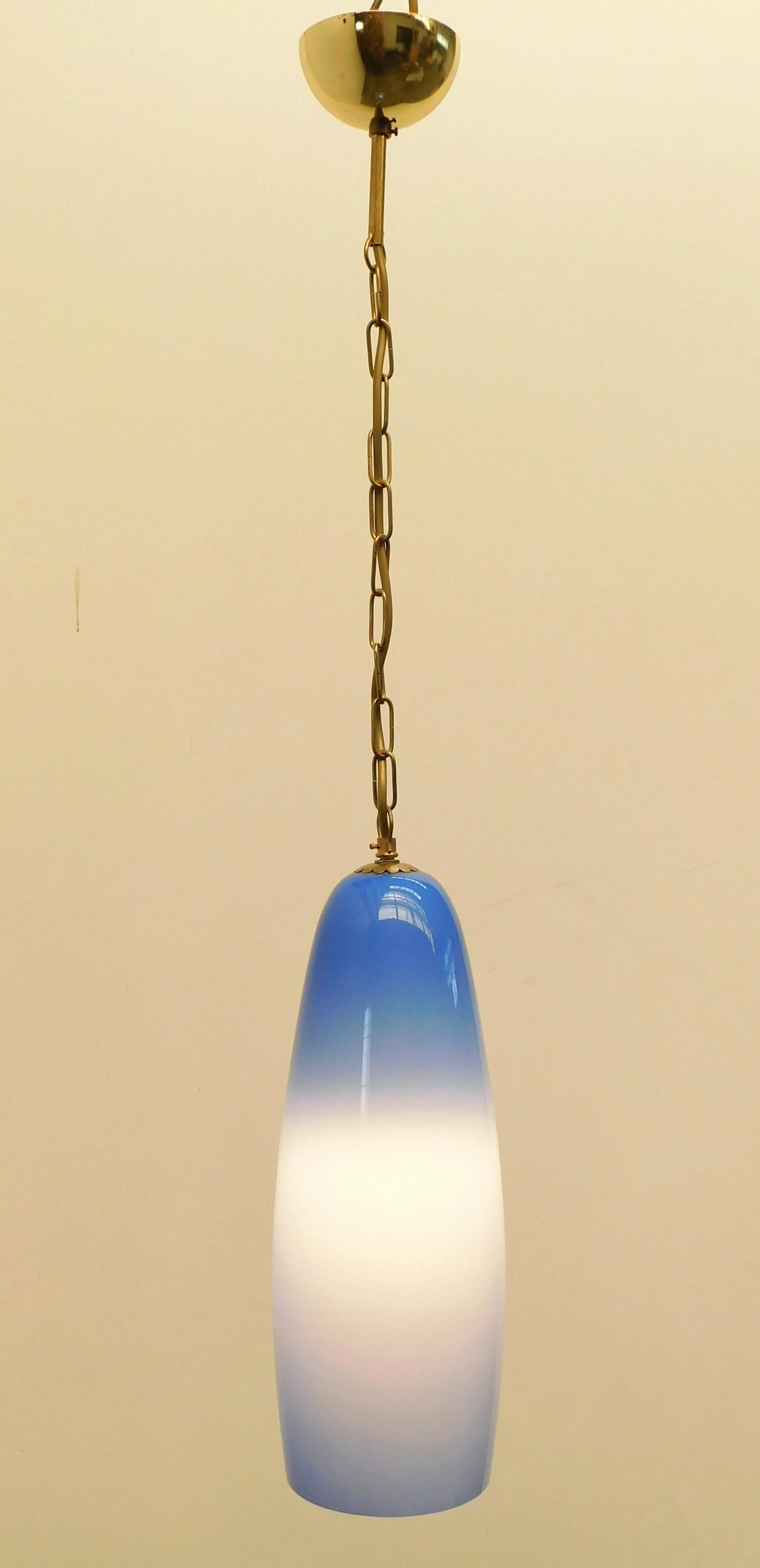 Vintage Italian pendant with hand blown Murano glass frosted white interior and sapphire blue exterior using Incamiciato technique, mounted on brass hardware / Designed by Leucos, circa 1970s / Made in Italy
1 light / E26 or E27 type / max