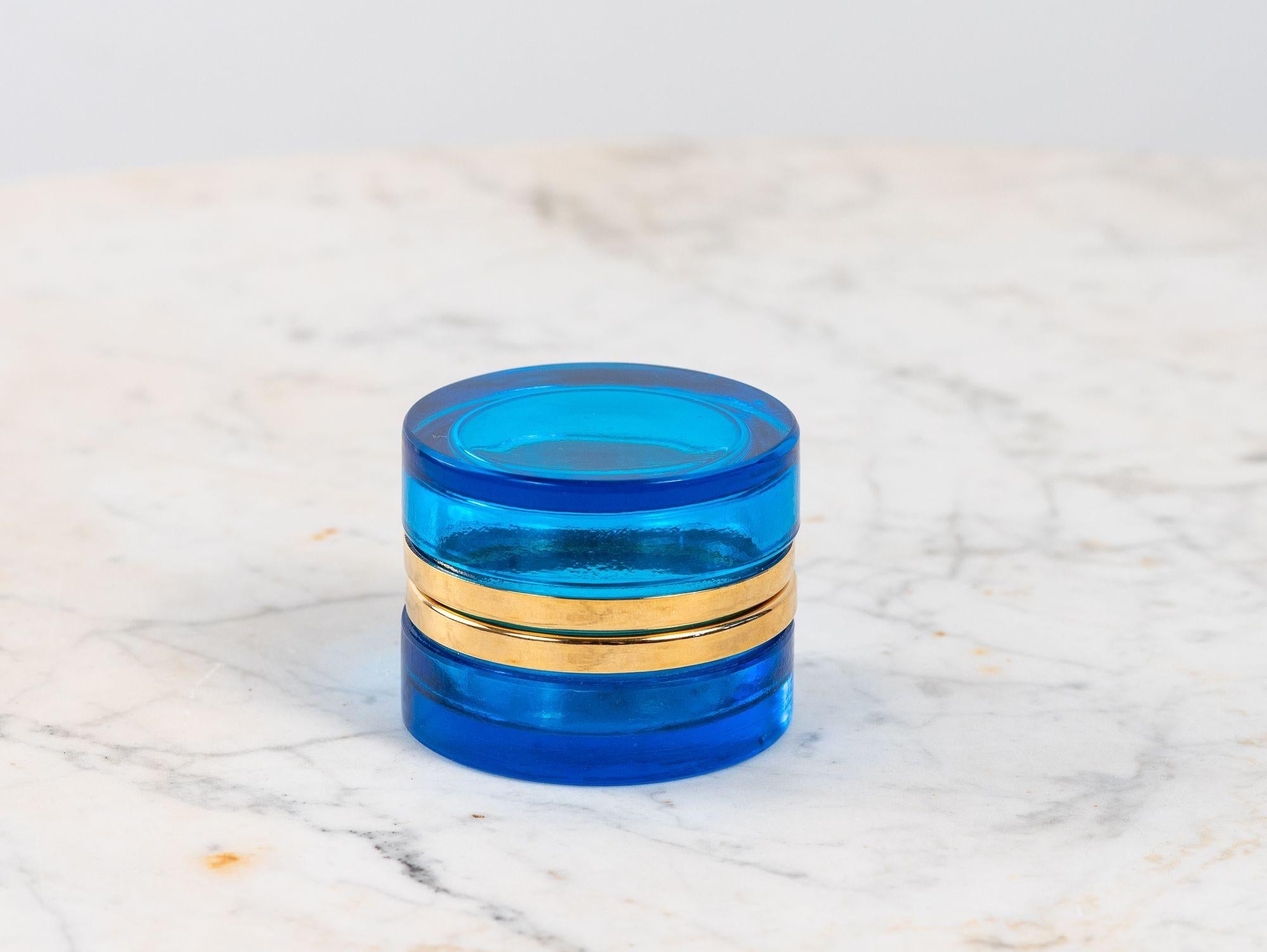 Francese Scatola di vetro rotonda blu zaffiro con montatura in bronzo lucido, Francia, inizio XX secolo. in vendita