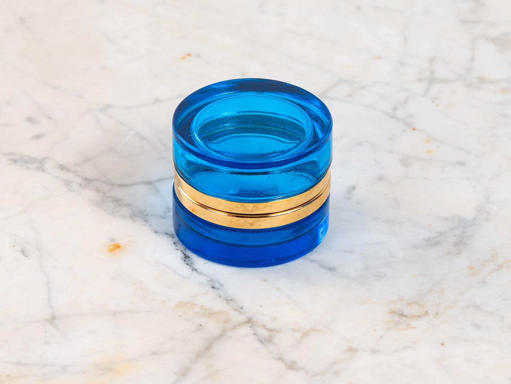 Scatola di vetro rotonda blu zaffiro con montatura in bronzo lucido, Francia, inizio XX secolo. In condizioni buone in vendita a South Salem, NY