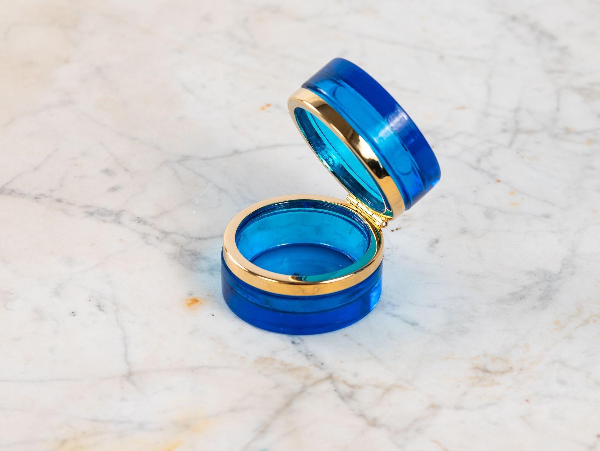 Vetro Scatola di vetro rotonda blu zaffiro con montatura in bronzo lucido, Francia, inizio XX secolo. in vendita