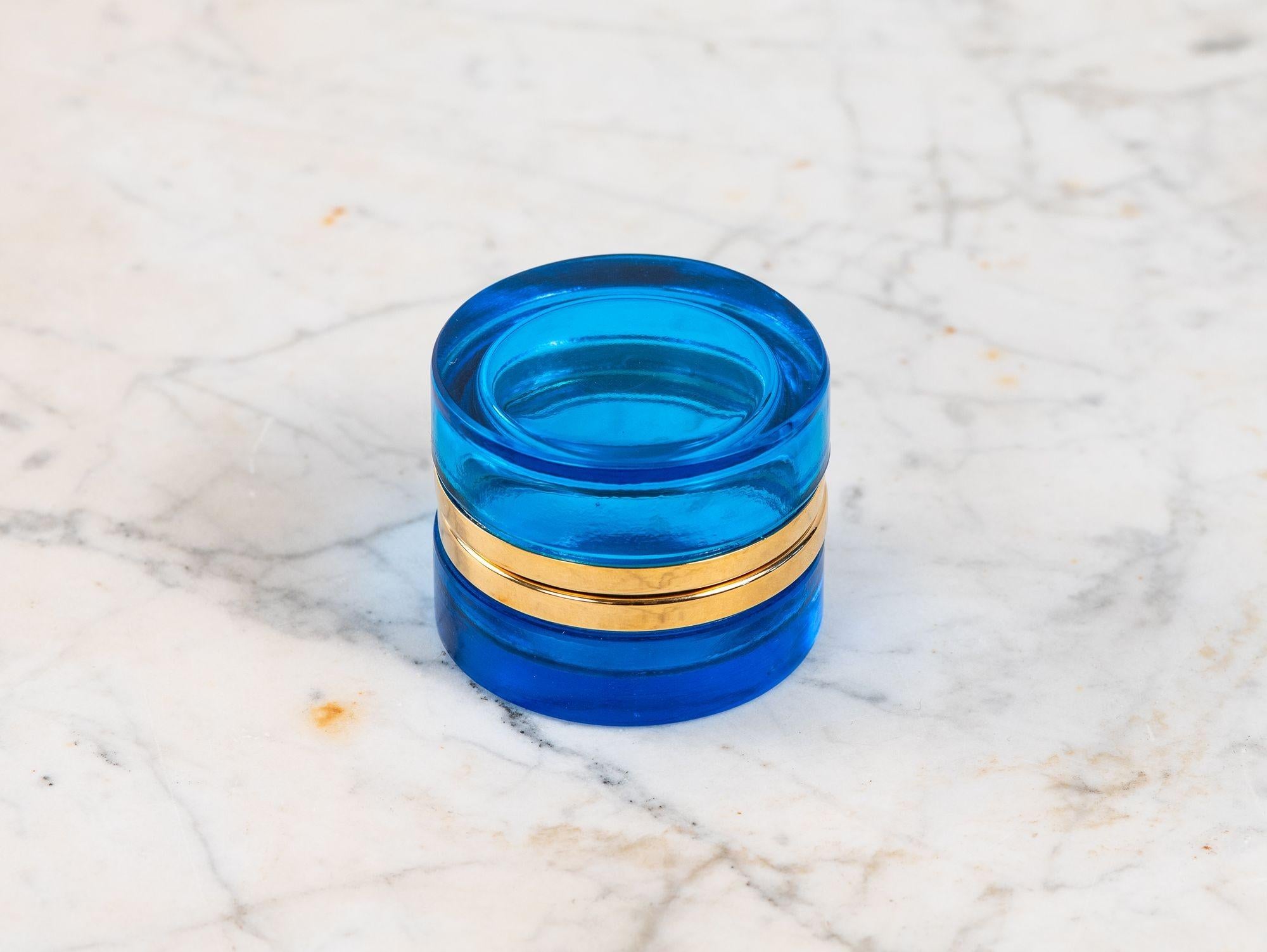 Scatola di vetro rotonda blu zaffiro con montatura in bronzo lucido, Francia, inizio XX secolo. in vendita 1