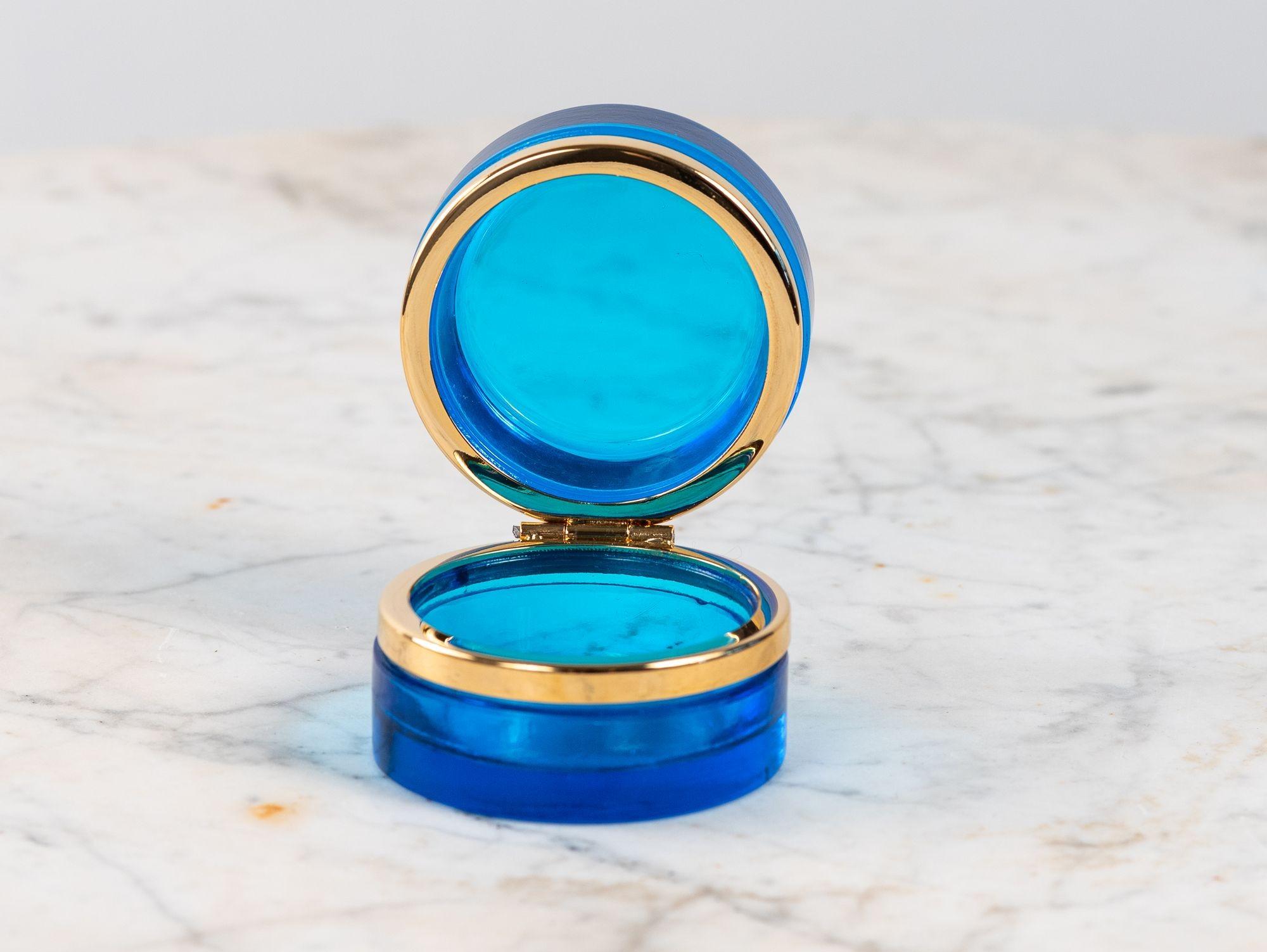 Scatola di vetro rotonda blu zaffiro con montatura in bronzo lucido, Francia, inizio XX secolo. in vendita 2