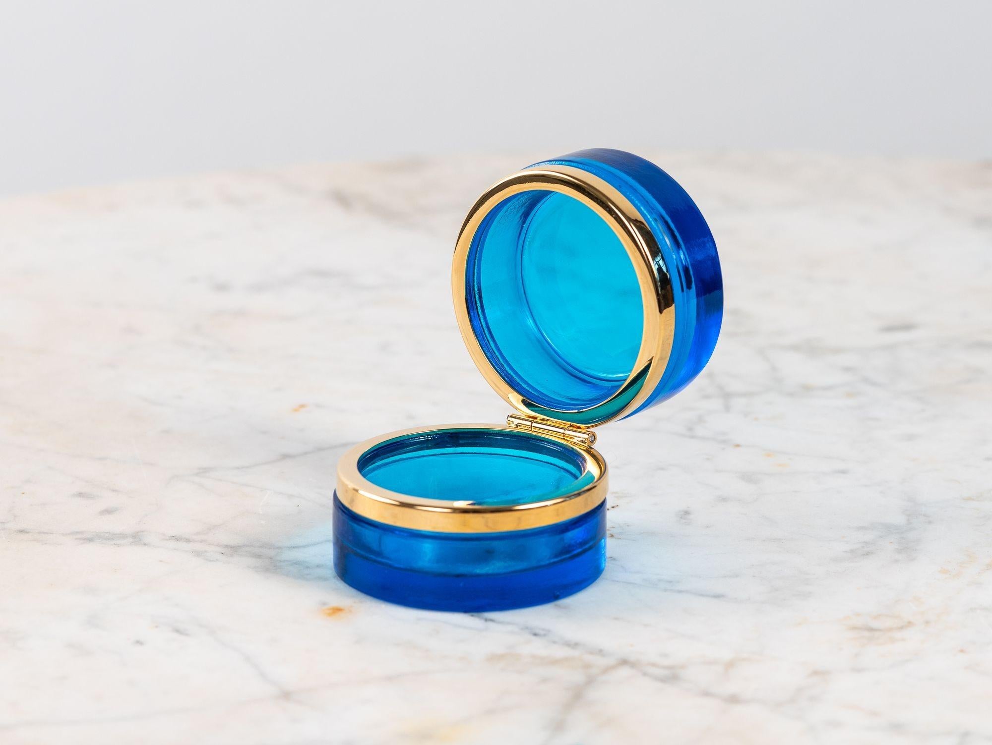 Scatola di vetro rotonda blu zaffiro con montatura in bronzo lucido, Francia, inizio XX secolo. in vendita 3