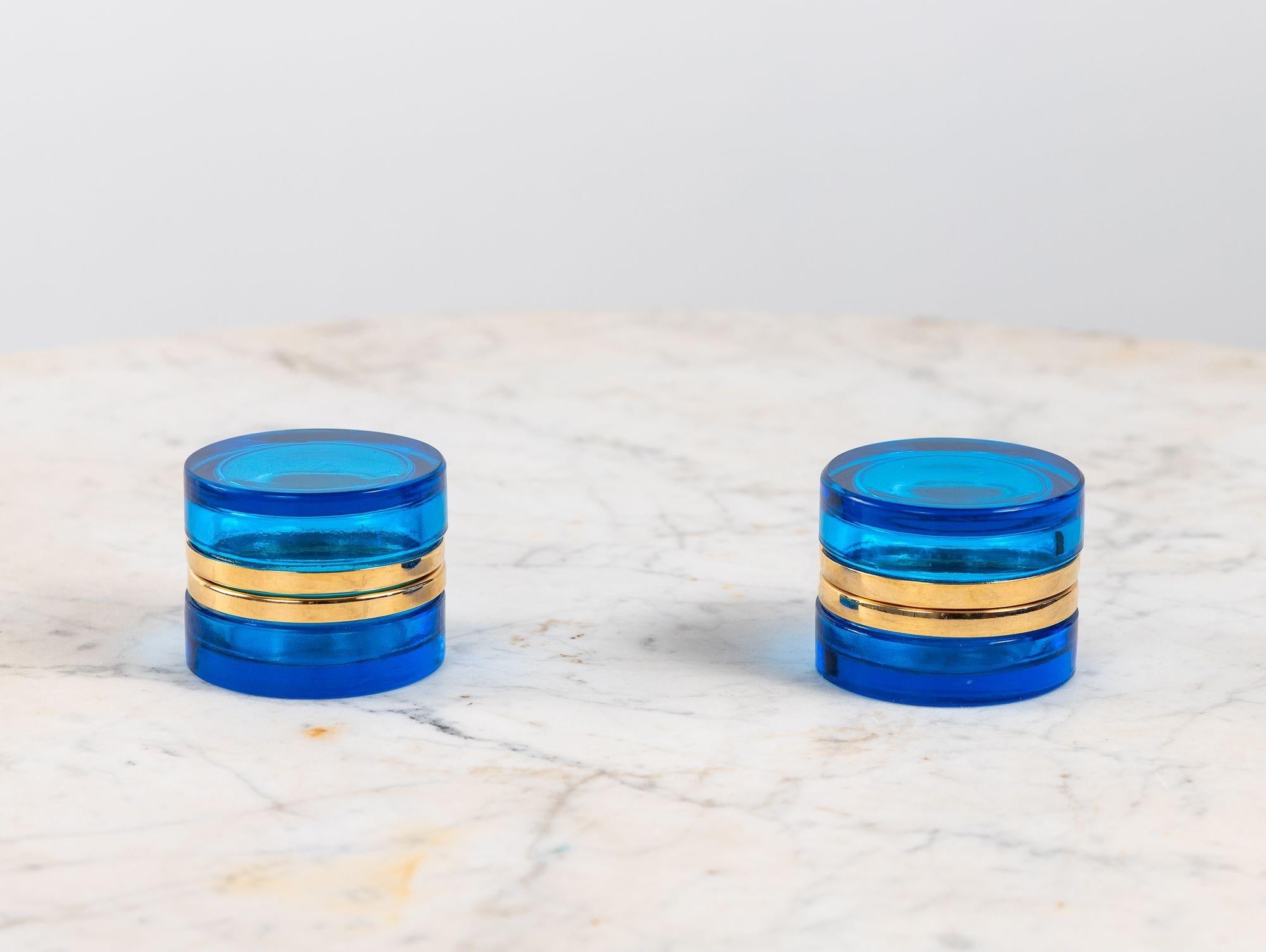 Scatola di vetro rotonda blu zaffiro con montatura in bronzo lucido, Francia, inizio XX secolo. in vendita 4