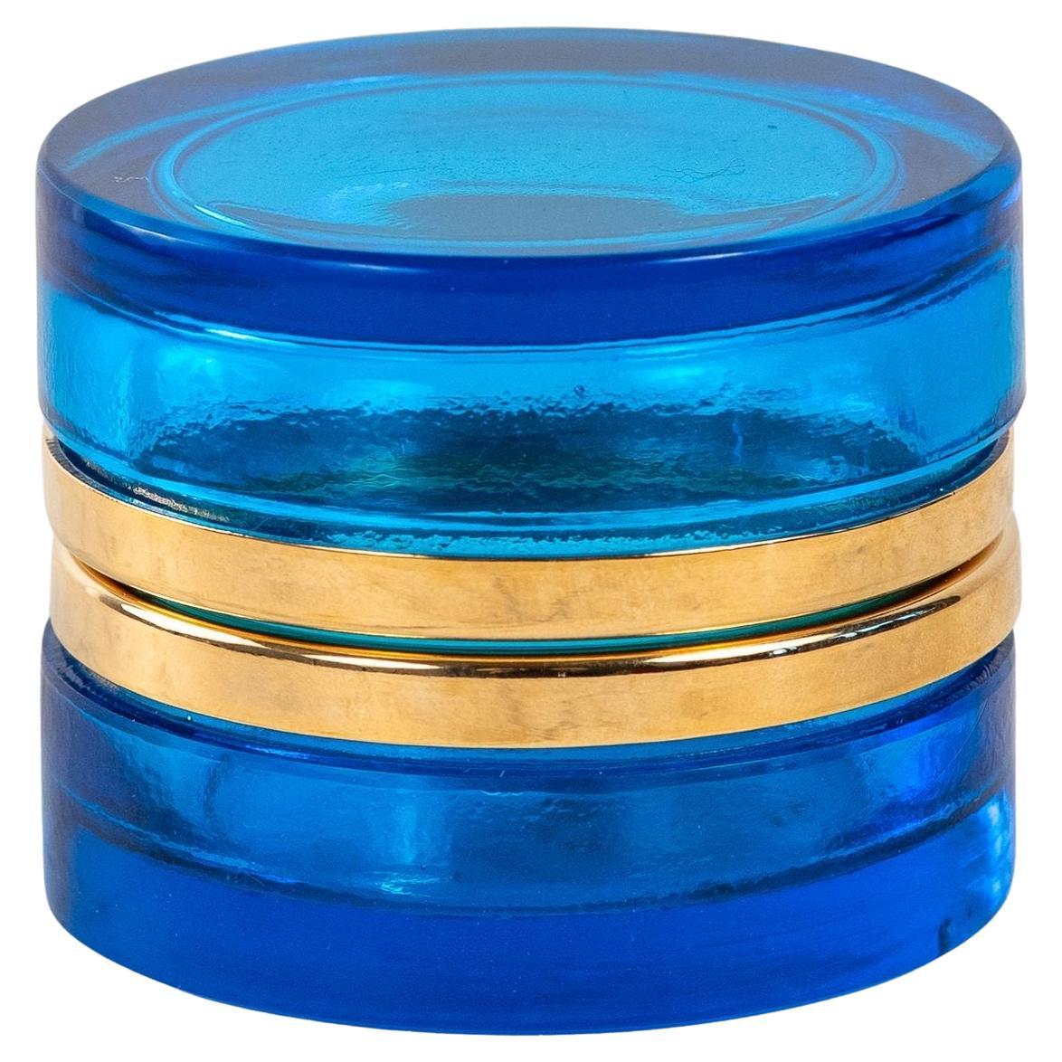 Scatola di vetro rotonda blu zaffiro con montatura in bronzo lucido, Francia, inizio XX secolo.