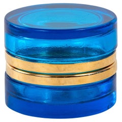 Scatola di vetro rotonda blu zaffiro con montatura in bronzo lucido, Francia, inizio XX secolo.