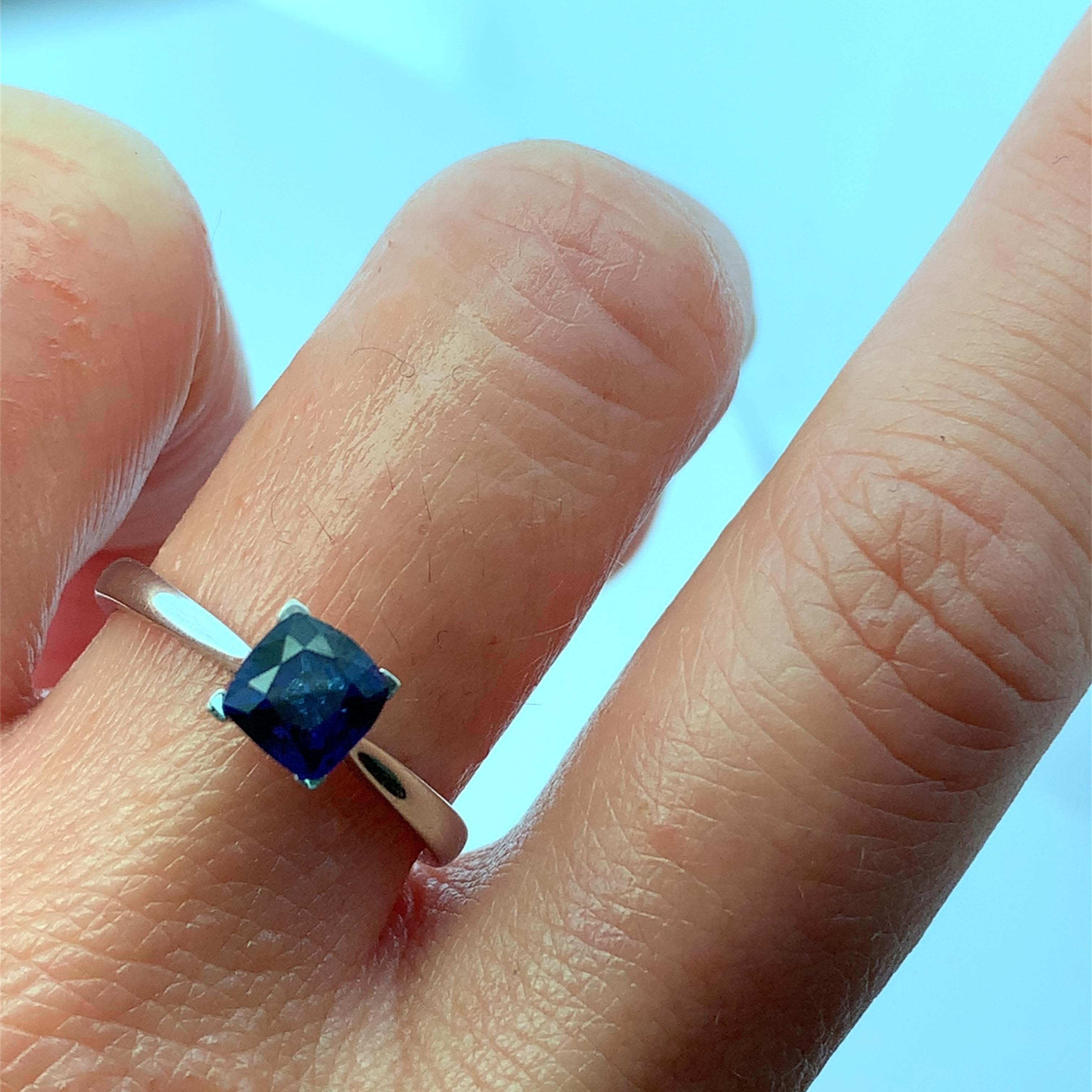 Découvrez la beauté de cette élégante bague en or blanc 18 carats, ornée en son centre d'un superbe saphir bleu de 0,71 ct. Le design minimaliste met en valeur la riche couleur de la gemme, ce qui en fait un accessoire parfait pour toutes les