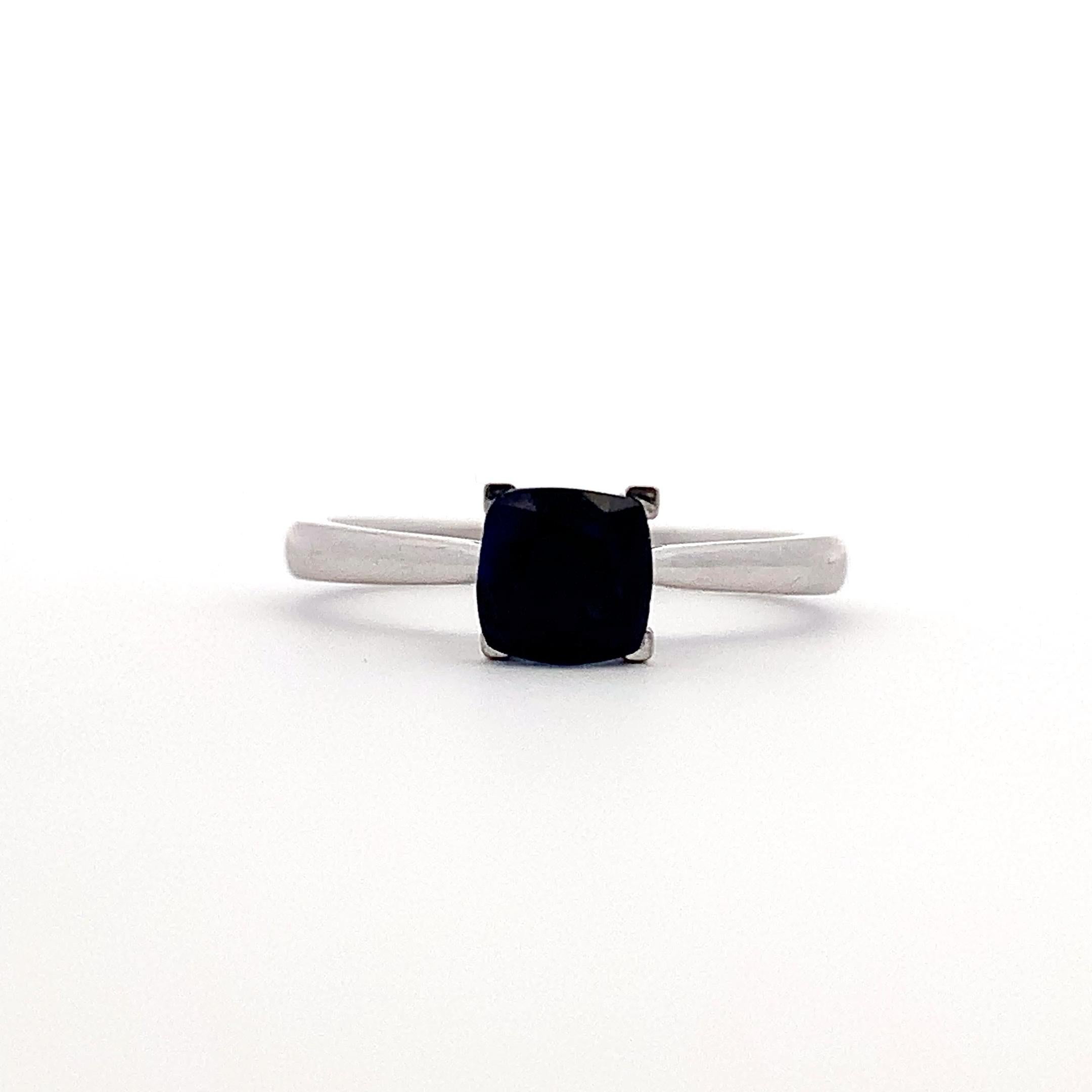Taille coussin Bague de fiançailles solitaire bleu saphir en or blanc 18 carats en vente