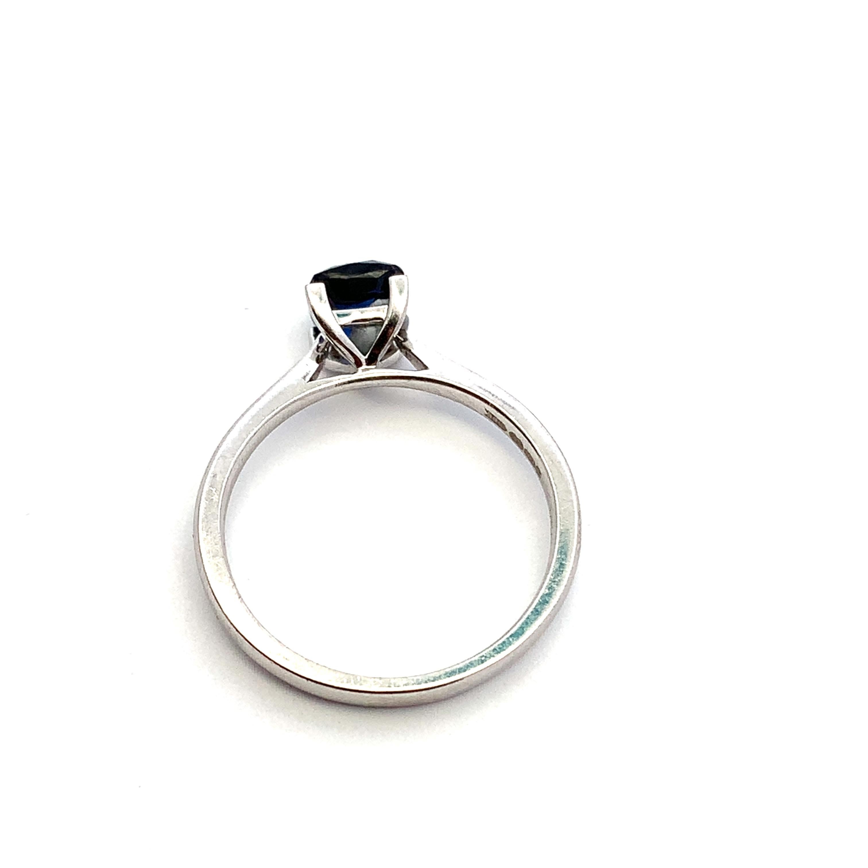Bague de fiançailles solitaire bleu saphir en or blanc 18 carats Neuf - En vente à London, GB
