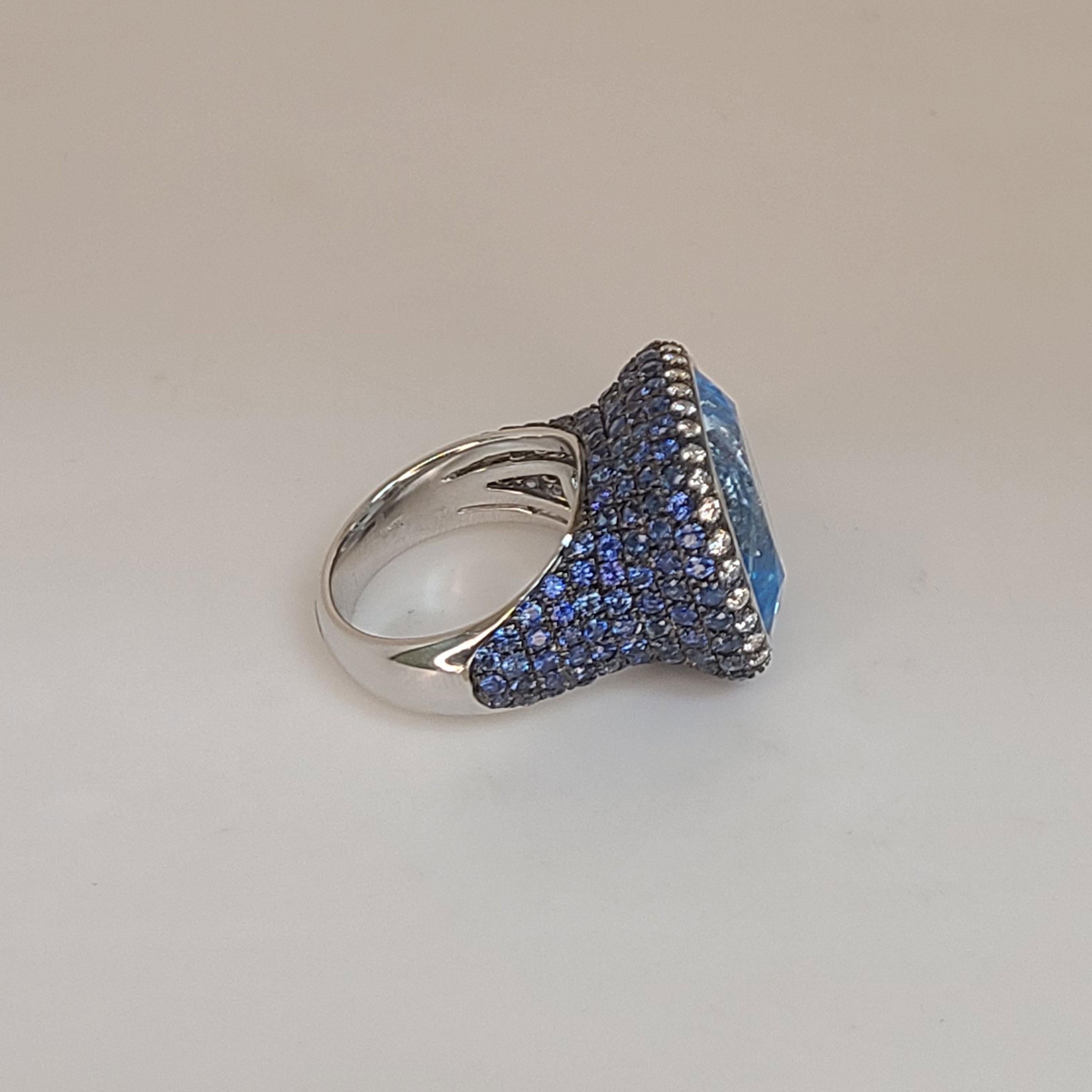 Brilliant Cut 18K Gold Sapphire & Blue Topaz Ring For Sale