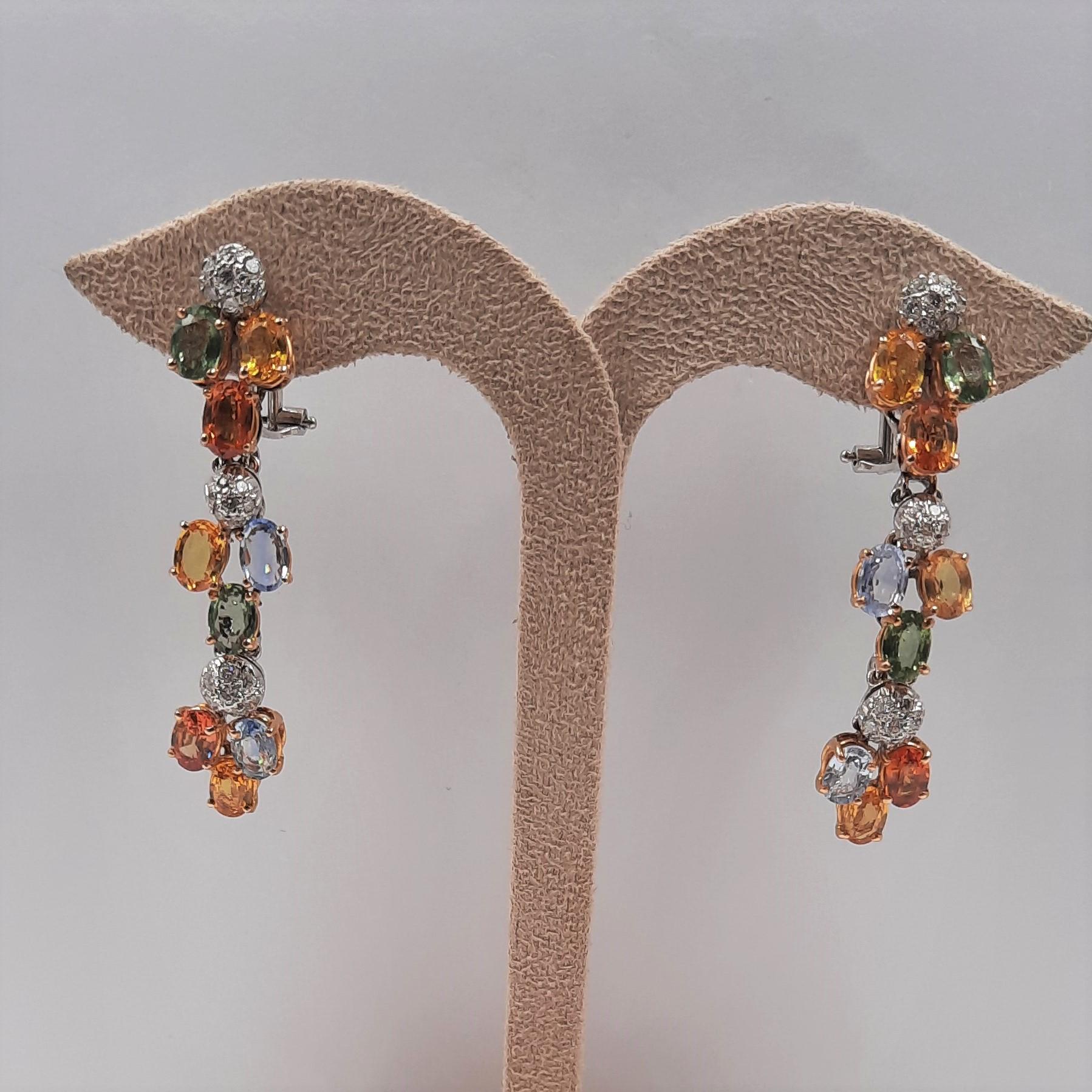 Contemporain Pendants d'oreilles en or jaune et blanc 18 carats avec saphirs taille brillant et diamants en vente