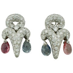 Boucles d'oreilles en or blanc 18 carats avec briolette de saphirs et diamants