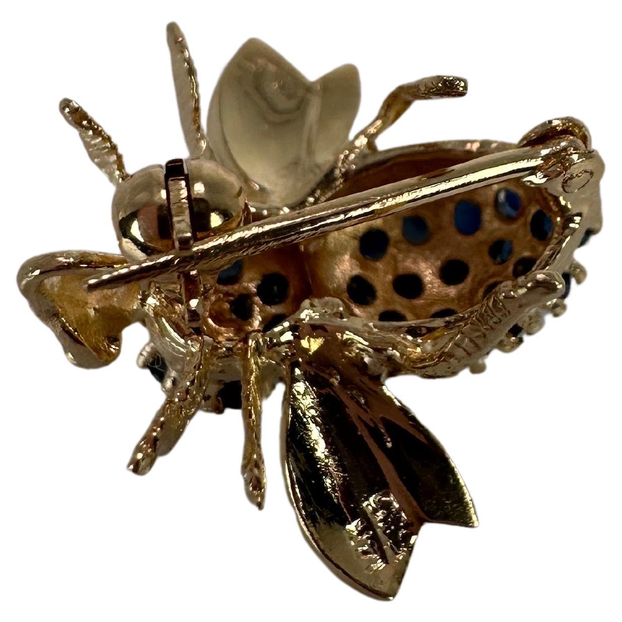 Sapphire bee brooch, beautifully made in 14KT yellow gold.

METAL: 14KT yellow gold
Grams:2,82
Item2500004 ik

WHAT YOU GET AT STAMPAR JEWELERS:
Stampar Jewelers, located in the heart of Jupiter, Florida, is a custom jewelry store and studio