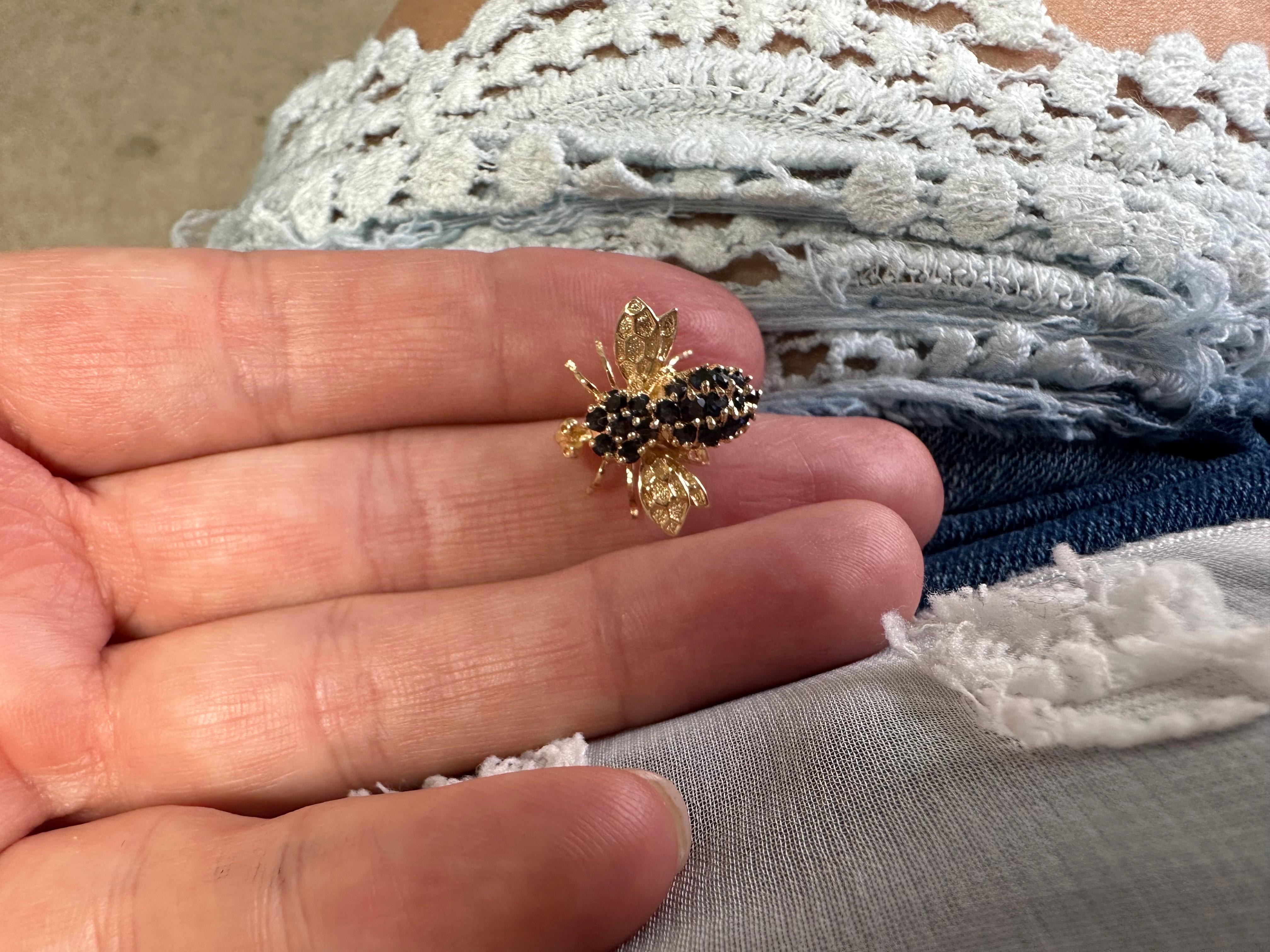 Round Cut Sapphire brooch bee 14KT yellow gold beautiful For Sale