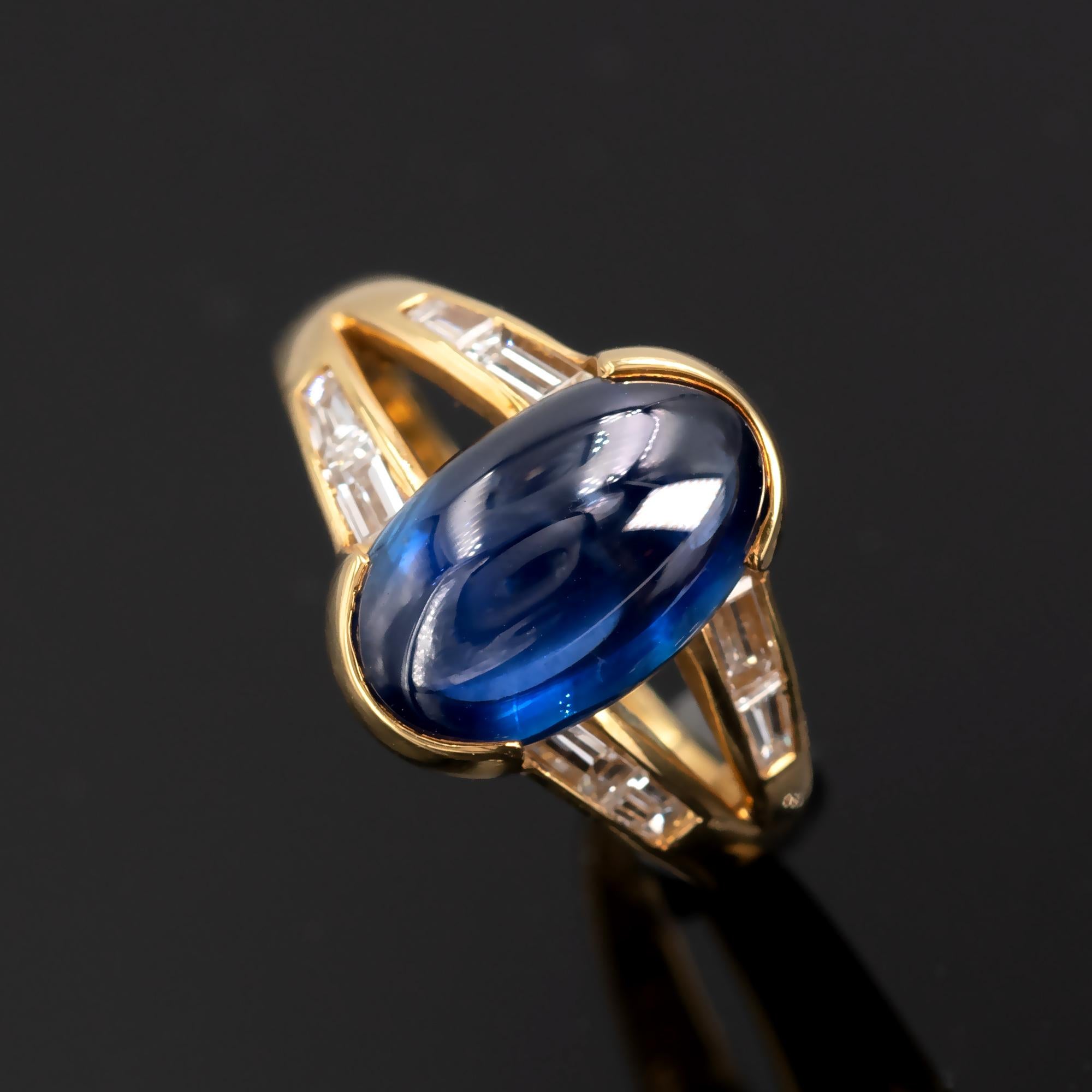 Moderner Ring aus 18-karätigem Gold, besetzt mit einem 12 x 7,6 m großen Saphir im Cabochon-Schliff und Diamanten im Baguetteschliff. Das sehr moderne Design wurde von den reinen Linien des Art-Deco beeinflusst.

Der Saphir ist intensiv blau und hat