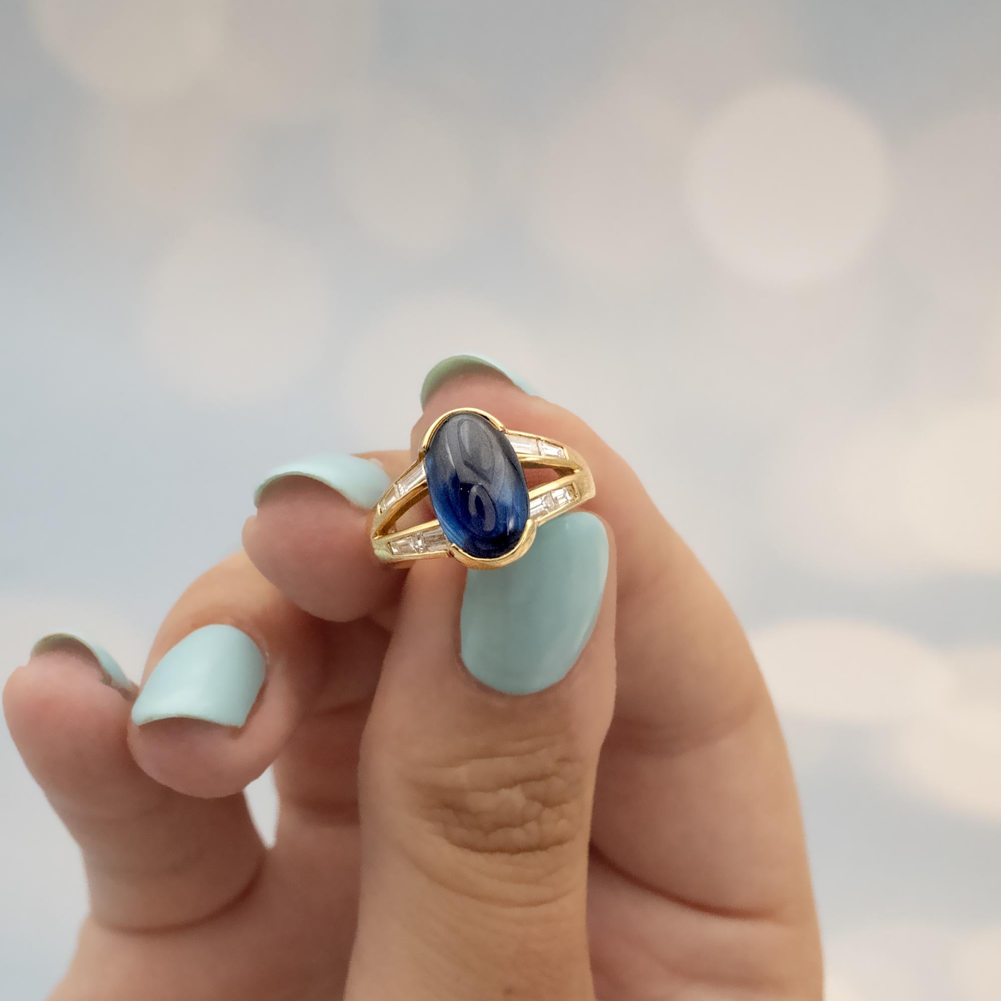 18 Karat Goldring mit Saphir-Cabochon und Diamant- Baguette im Zustand „Neu“ im Angebot in Monte Carlo, MC