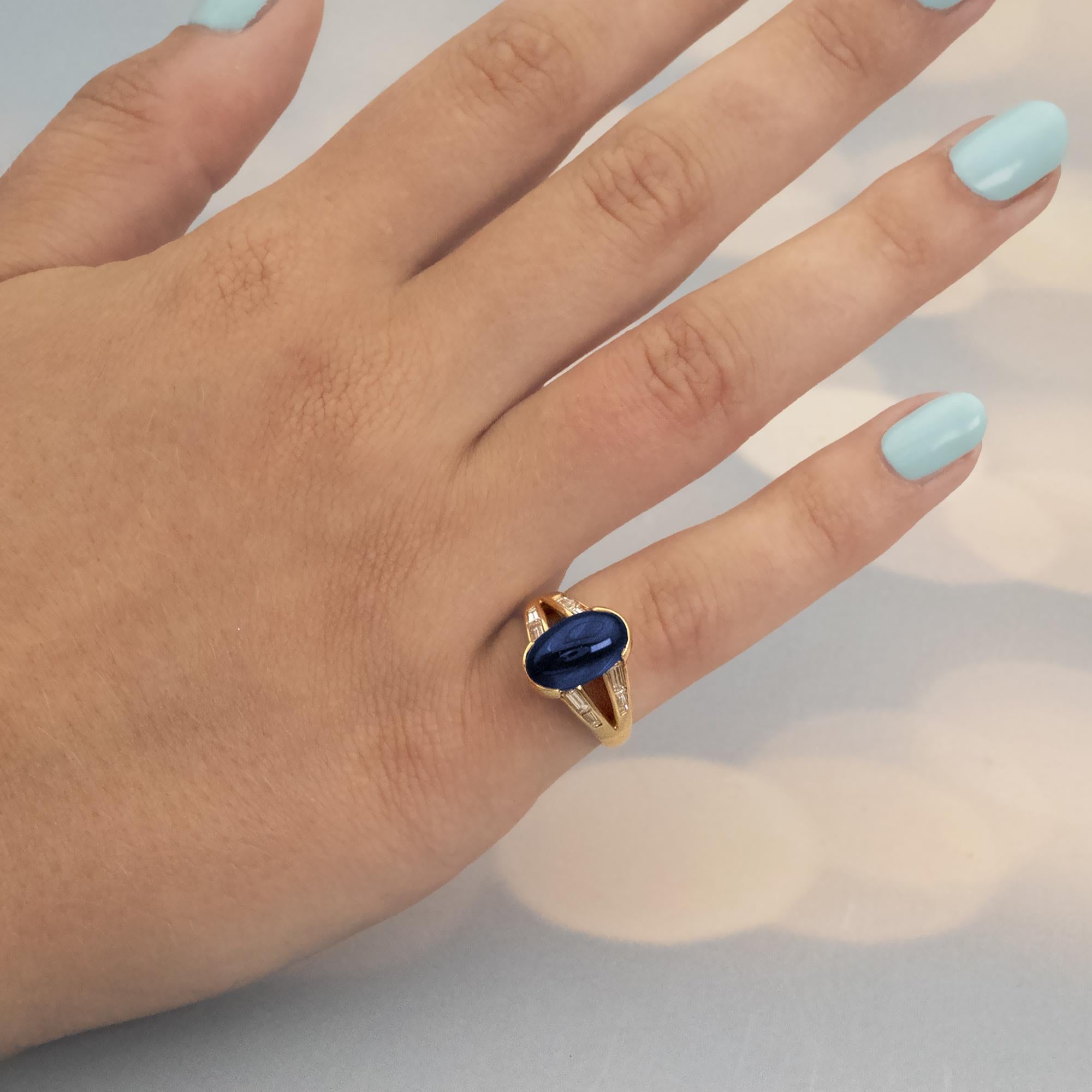 18 Karat Goldring mit Saphir-Cabochon und Diamant- Baguette Damen im Angebot