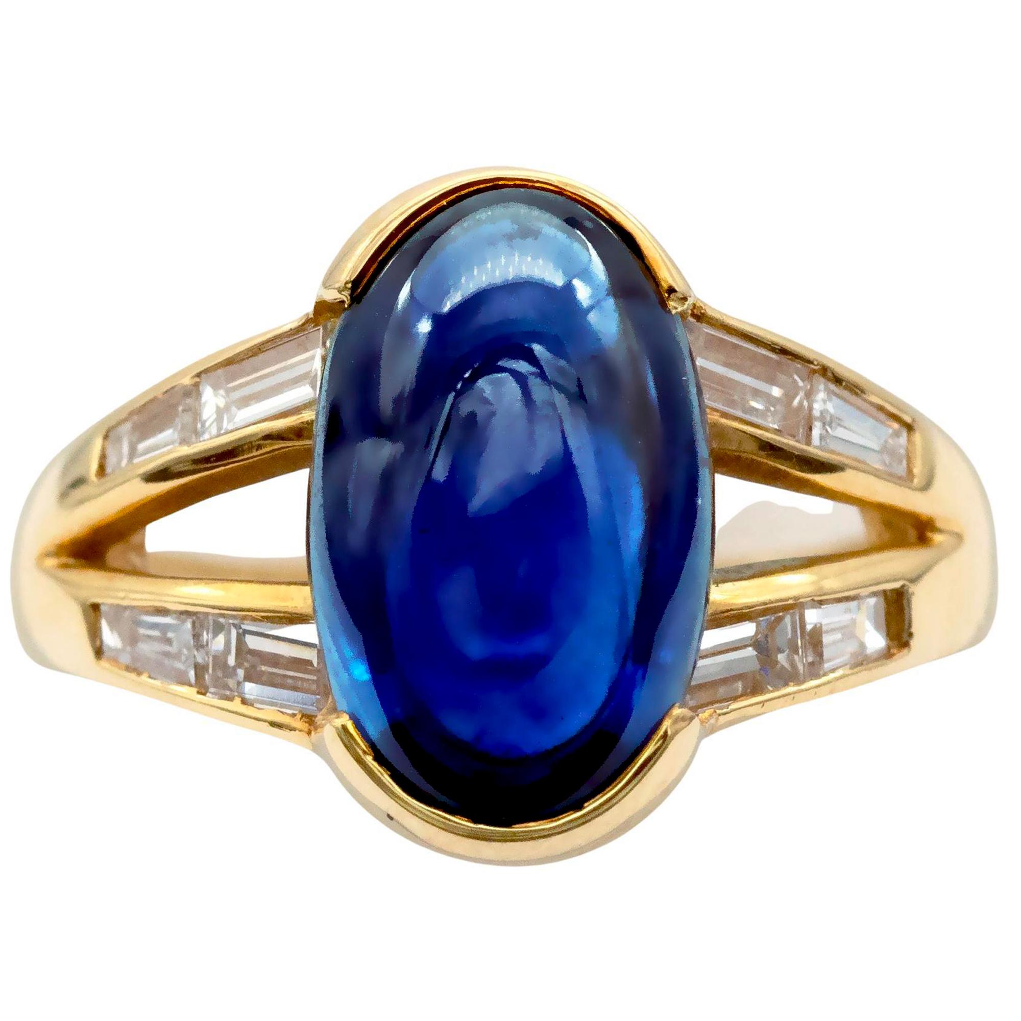 18 Karat Goldring mit Saphir-Cabochon und Diamant- Baguette