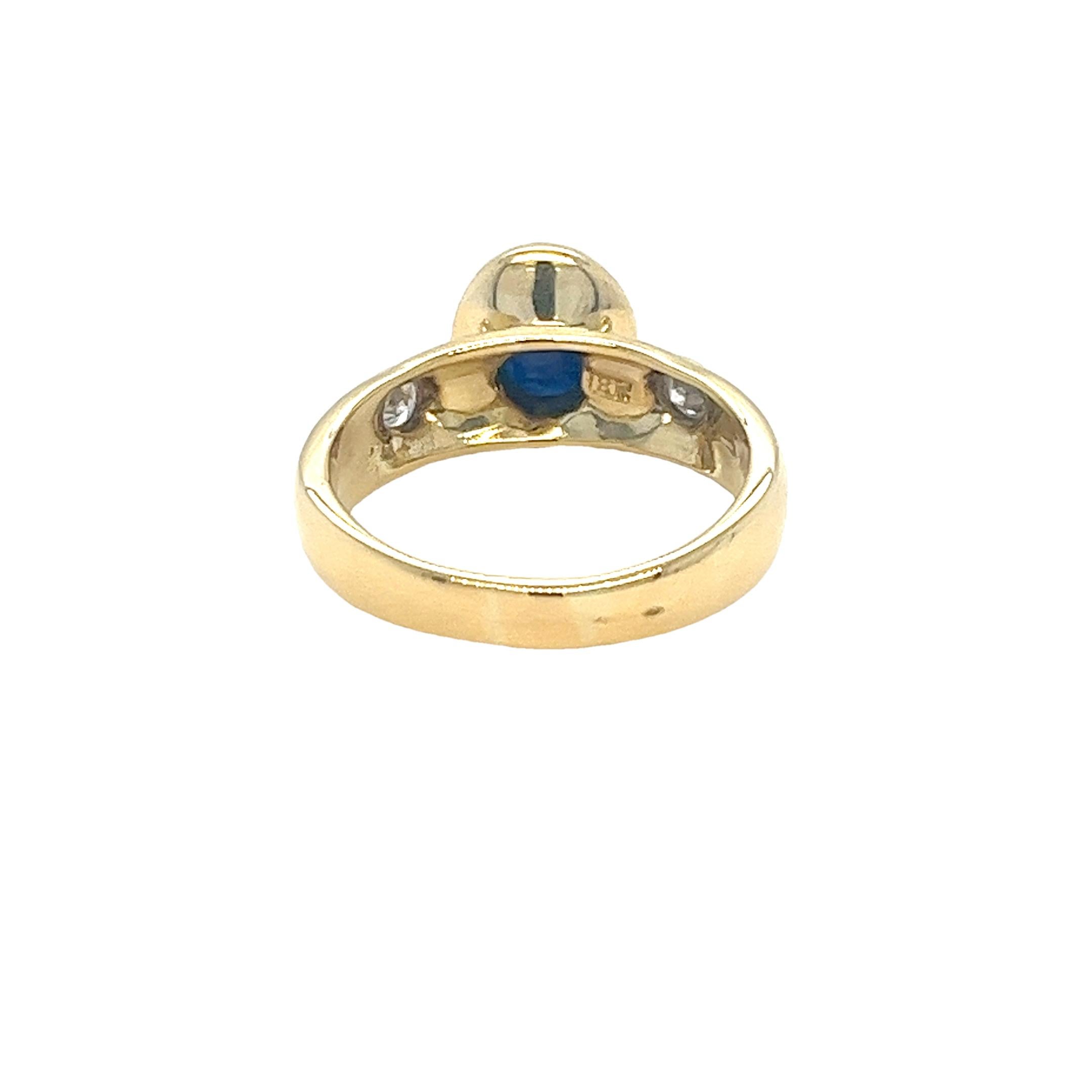 Sapphire Cabochon and Round Diamond 3 Stone Ring in Yellow Gold In Good Condition For Sale In Coral Gables, FL
