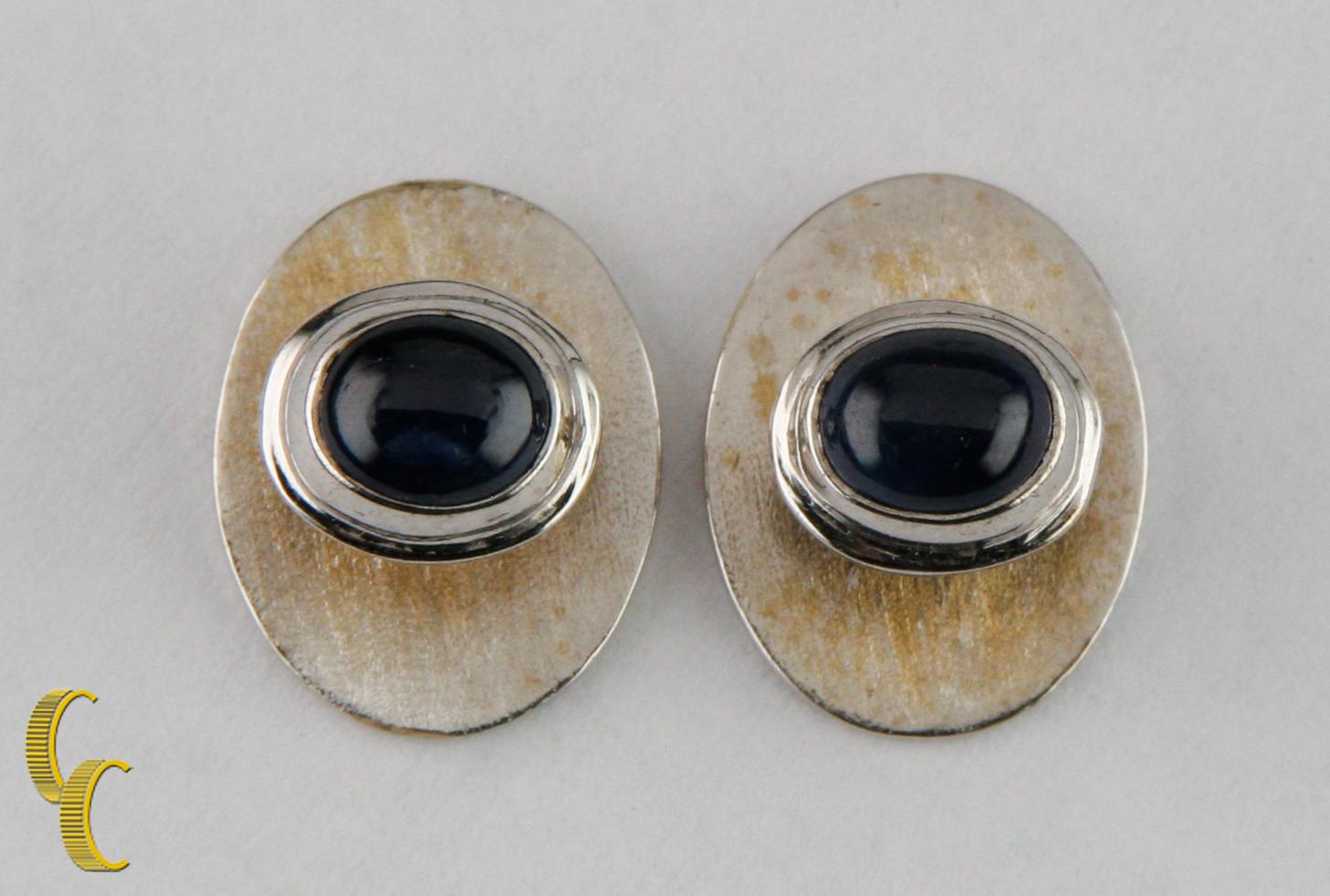 Boutons de manchette pour hommes avec cabochons en saphir.
Le métal est inconnu.
Dimensions : 9 x 7 mm : 9 x 7 mm.
Poids : 5,3 grammes.