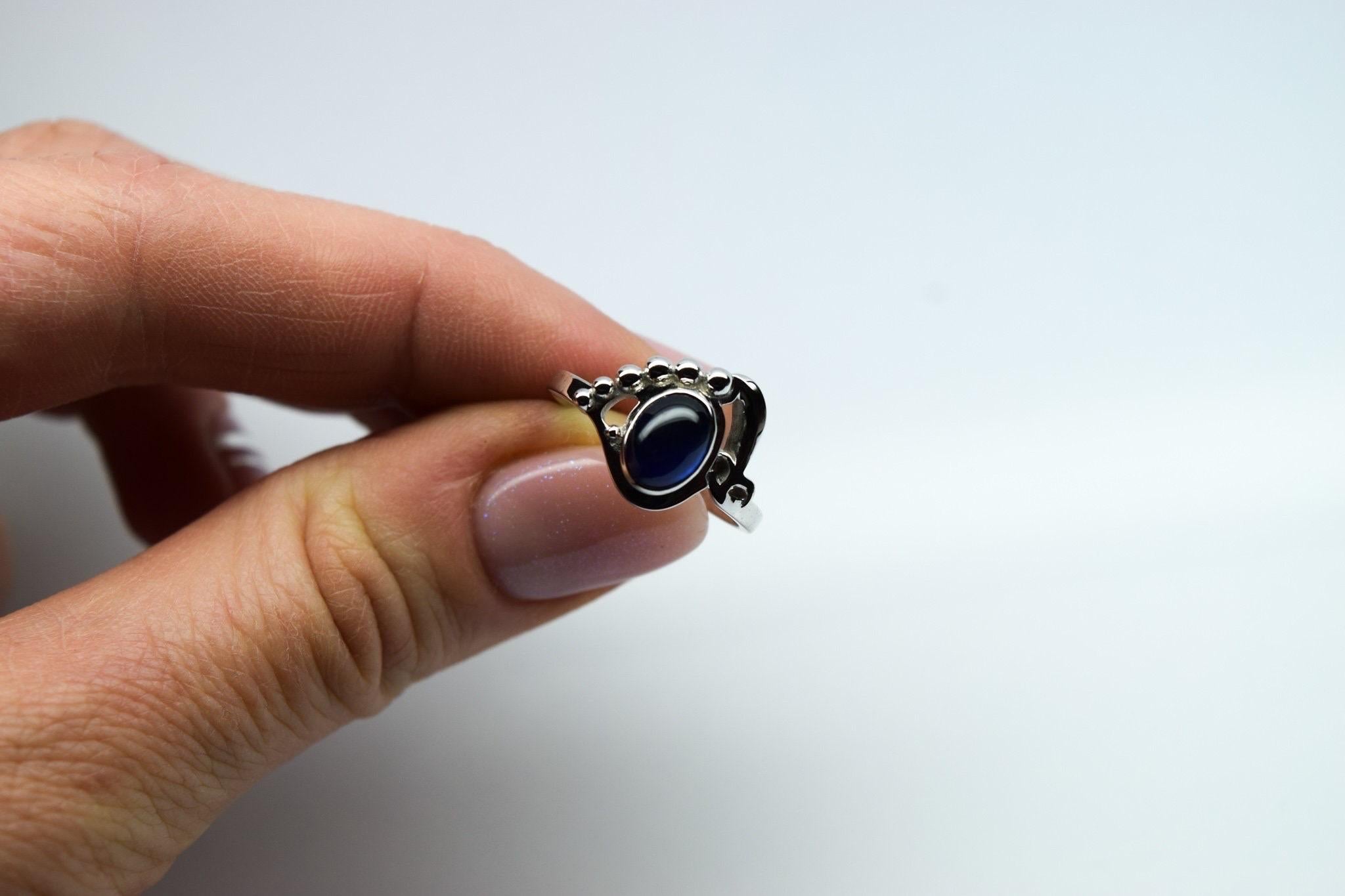 Women's or Men's Sapphire Cabochon ring 18KT white gold Vintage engagement ring For Sale