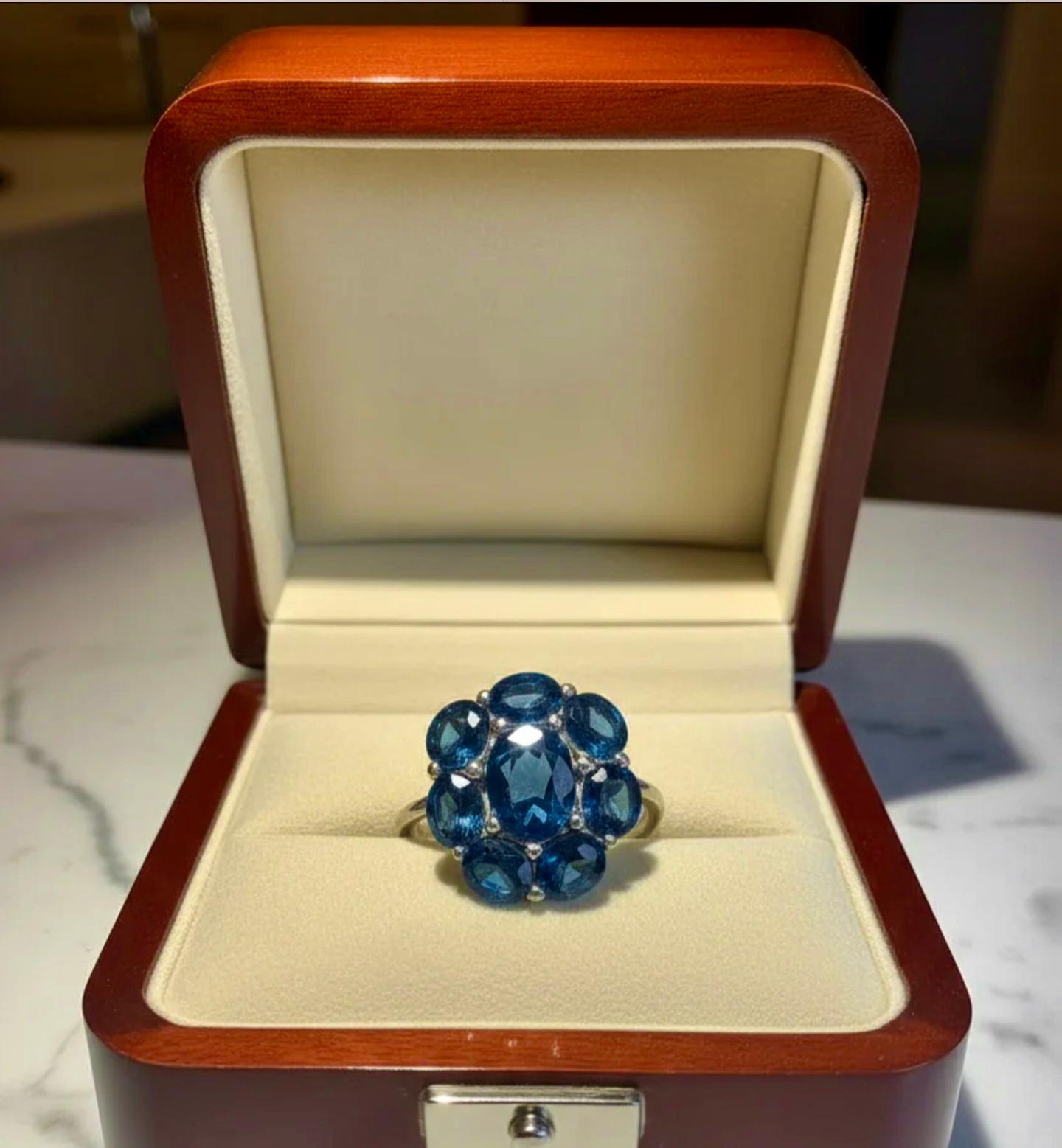 Cóctel de zafiros Anillo de compromiso Círculo completo Oro blanco 18K en venta 5