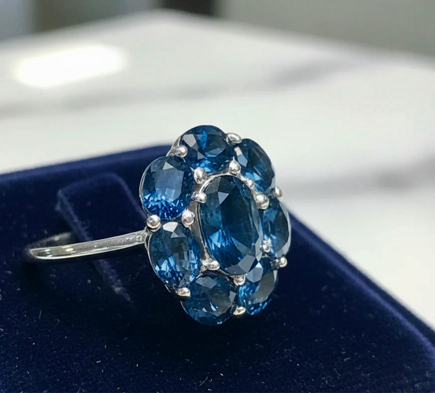 Cóctel de zafiros Anillo de compromiso Círculo completo Oro blanco 18K en venta 7