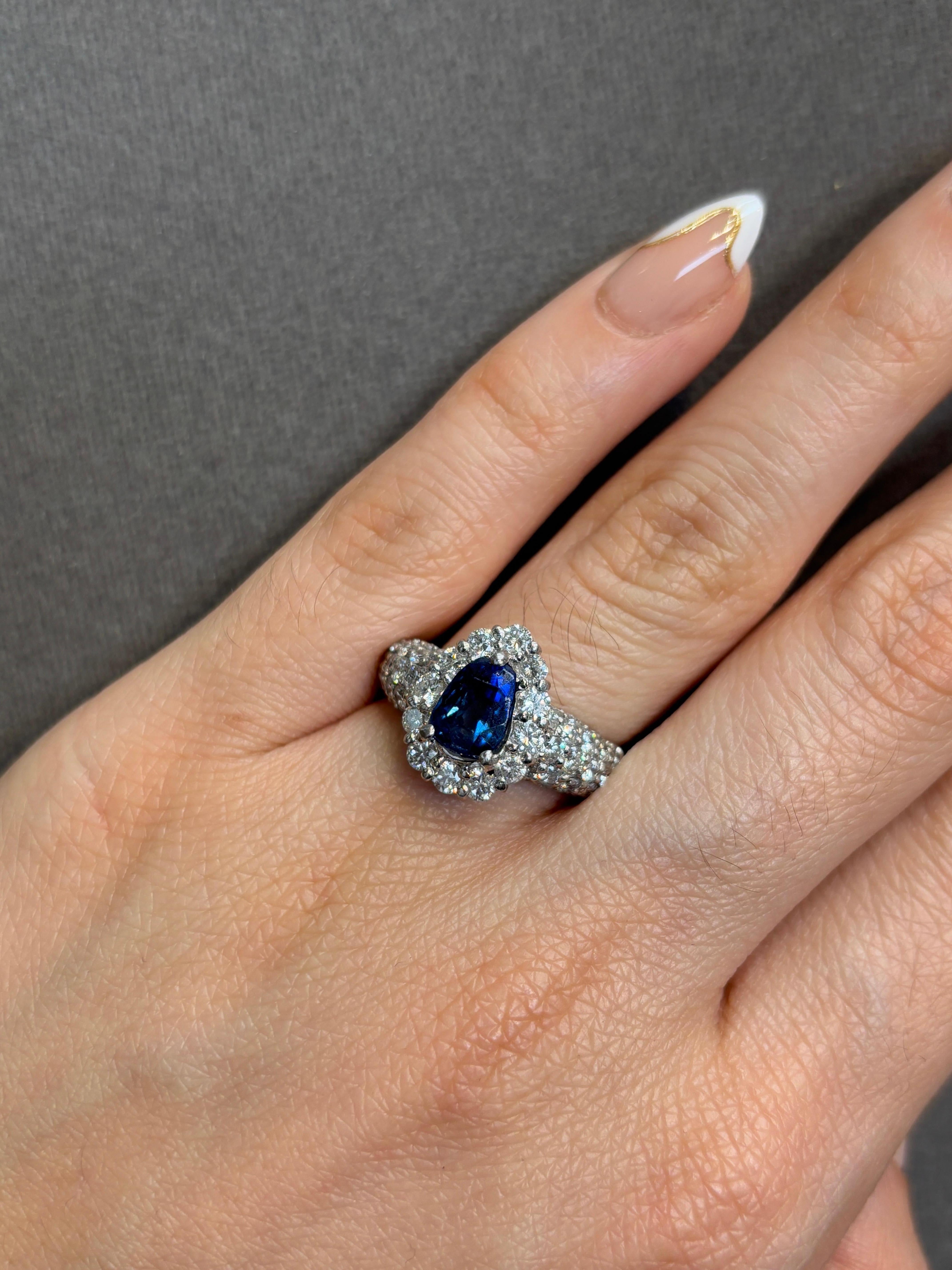 Saphir-Cocktailring

Ein Ring mit einem Saphir im Ovalschliff in der Mitte, der von Diamanten im Rundschliff akzentuiert wird. 

Ungefähres Diamantgewicht: 2,06 Karat 
Ungefähres Gewicht des Saphirs: 2.62 Karat
Ringgröße: 6.25
Kostenfreie