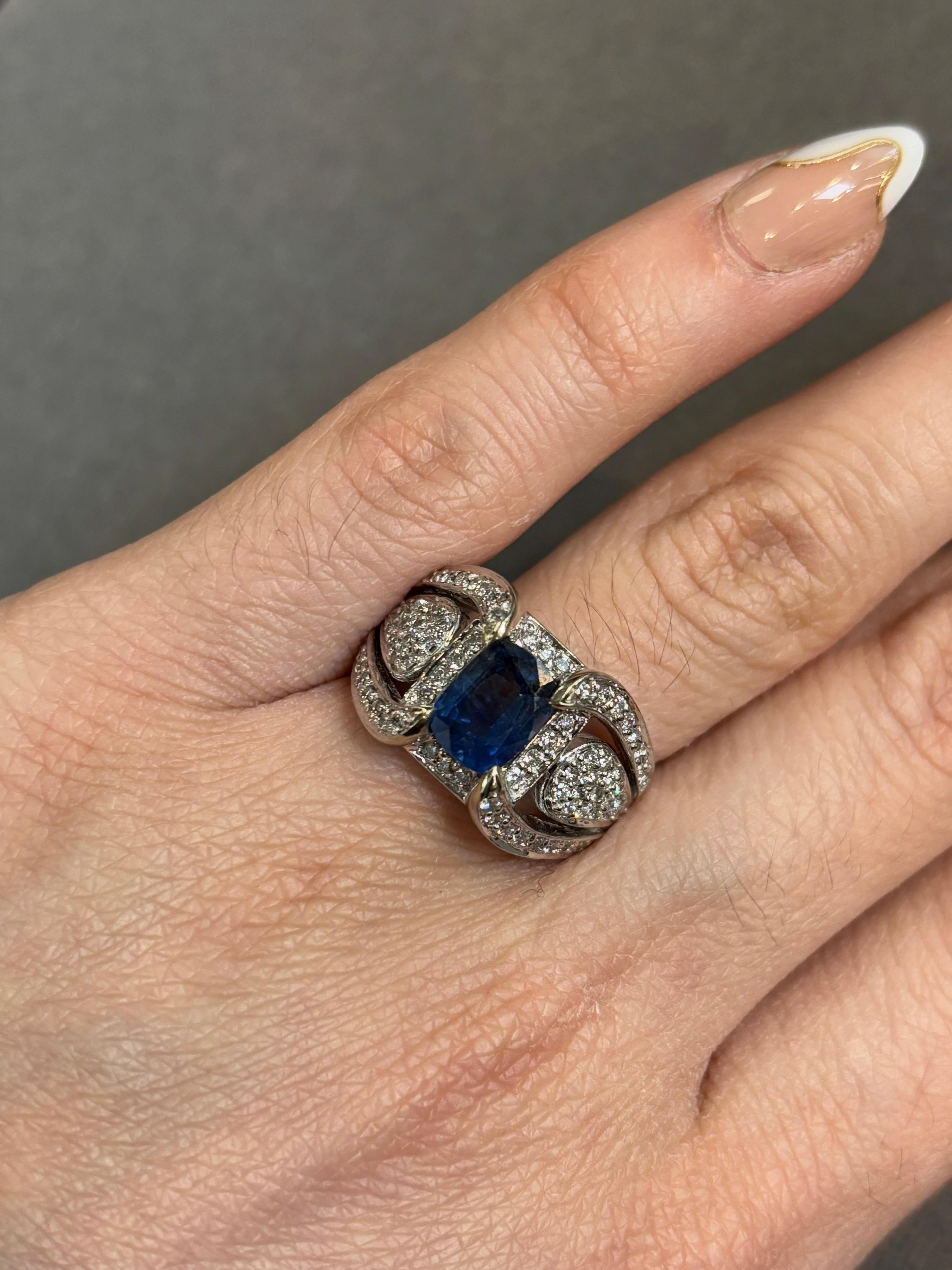 Saphir-Cocktailring

Ein Ring aus Weißgold mit einem Saphir im Ovalschliff in der Mitte, der von Diamanten im Rundschliff akzentuiert wird. 

Ungefähres Diamantgewicht: 1,34 Karat 
Ungefähres Gewicht des Saphirs: 2,04 Karat
Ringgröße: 7
Kostenfreie