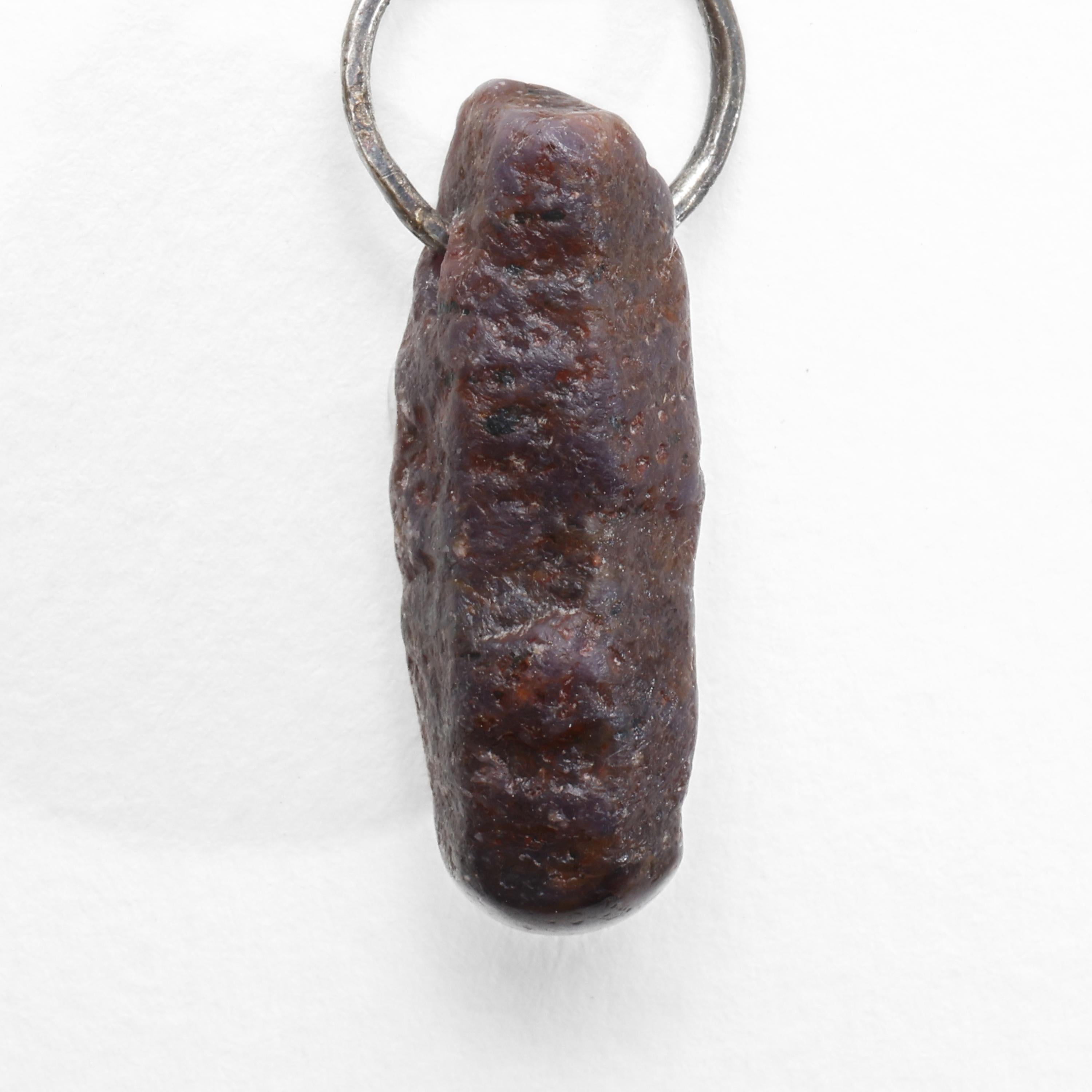 Collana con ciondolo di zaffiro in cristallo grezzo, catena d'argento robusta, pezzo unico in vendita 4