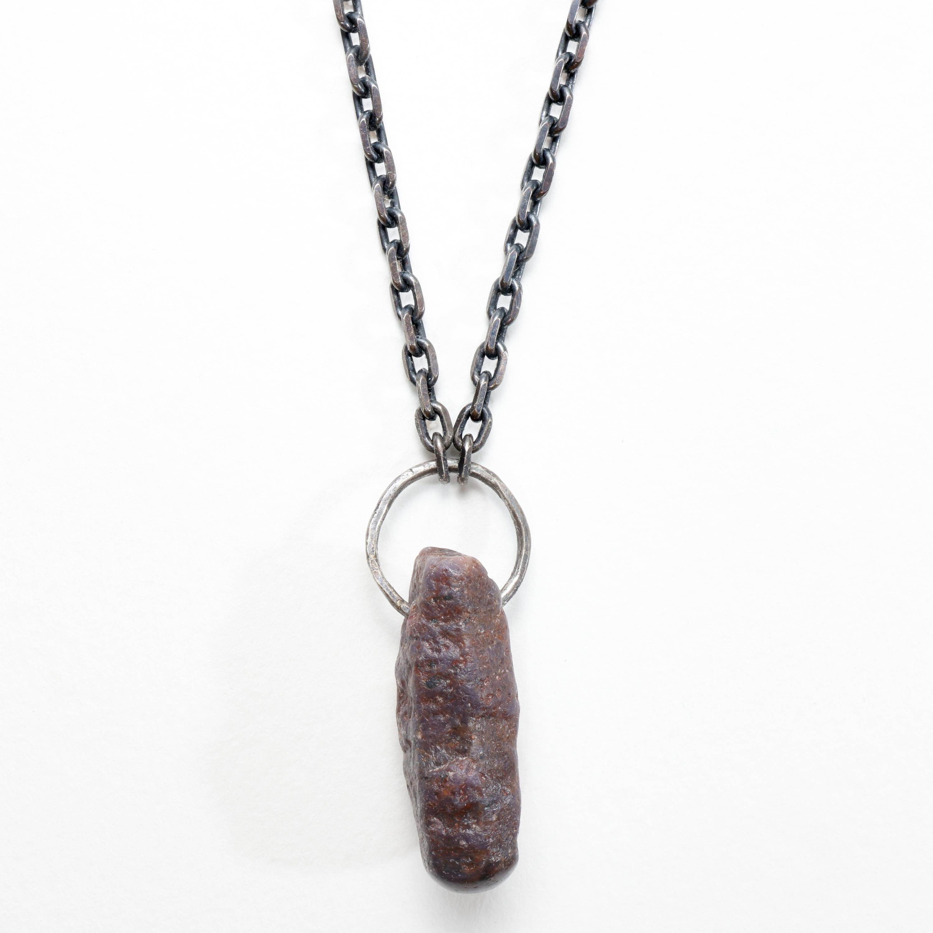 Collana con ciondolo di zaffiro in cristallo grezzo, catena d'argento robusta, pezzo unico in vendita 6