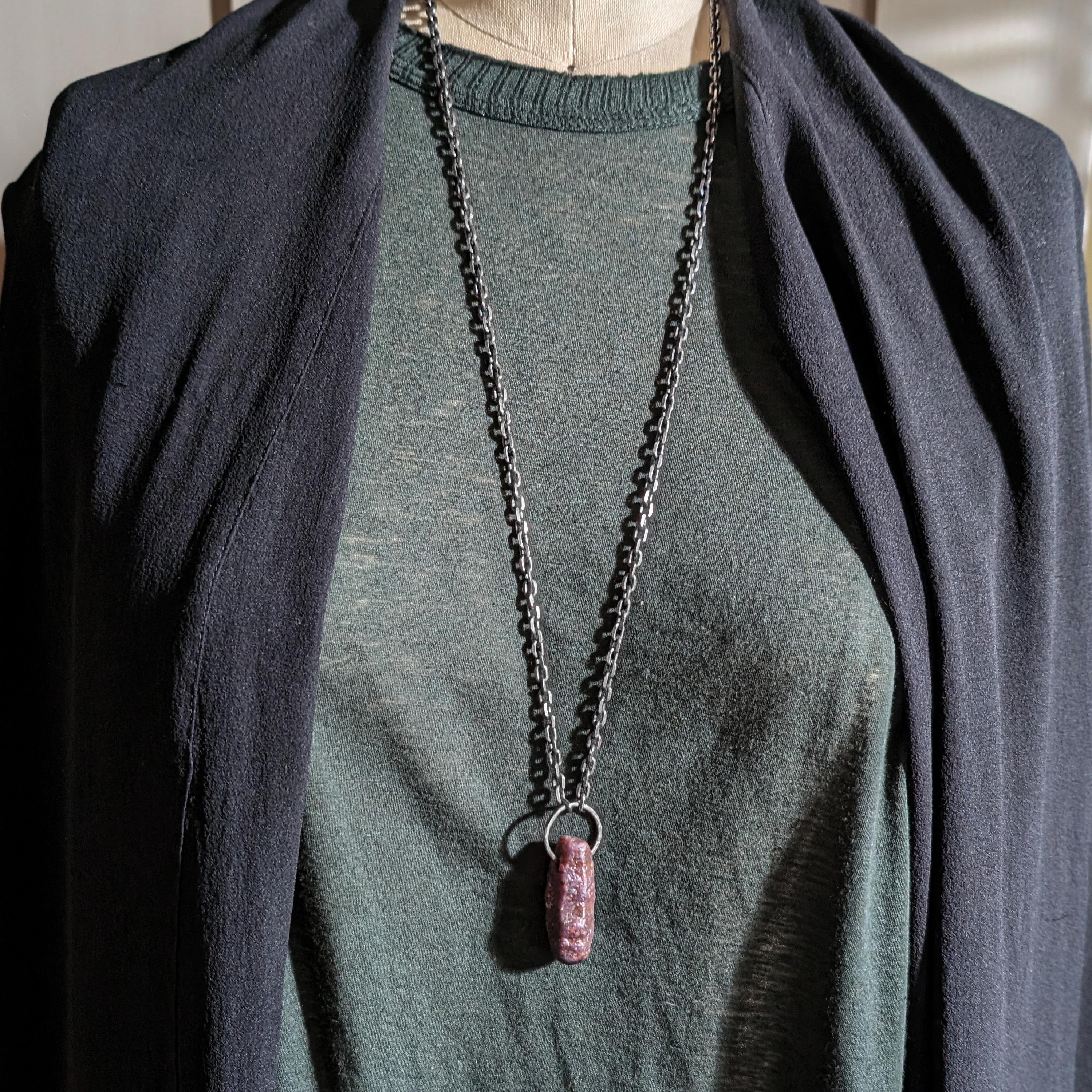 Collana con ciondolo di zaffiro in cristallo grezzo, catena d'argento robusta, pezzo unico in vendita 7