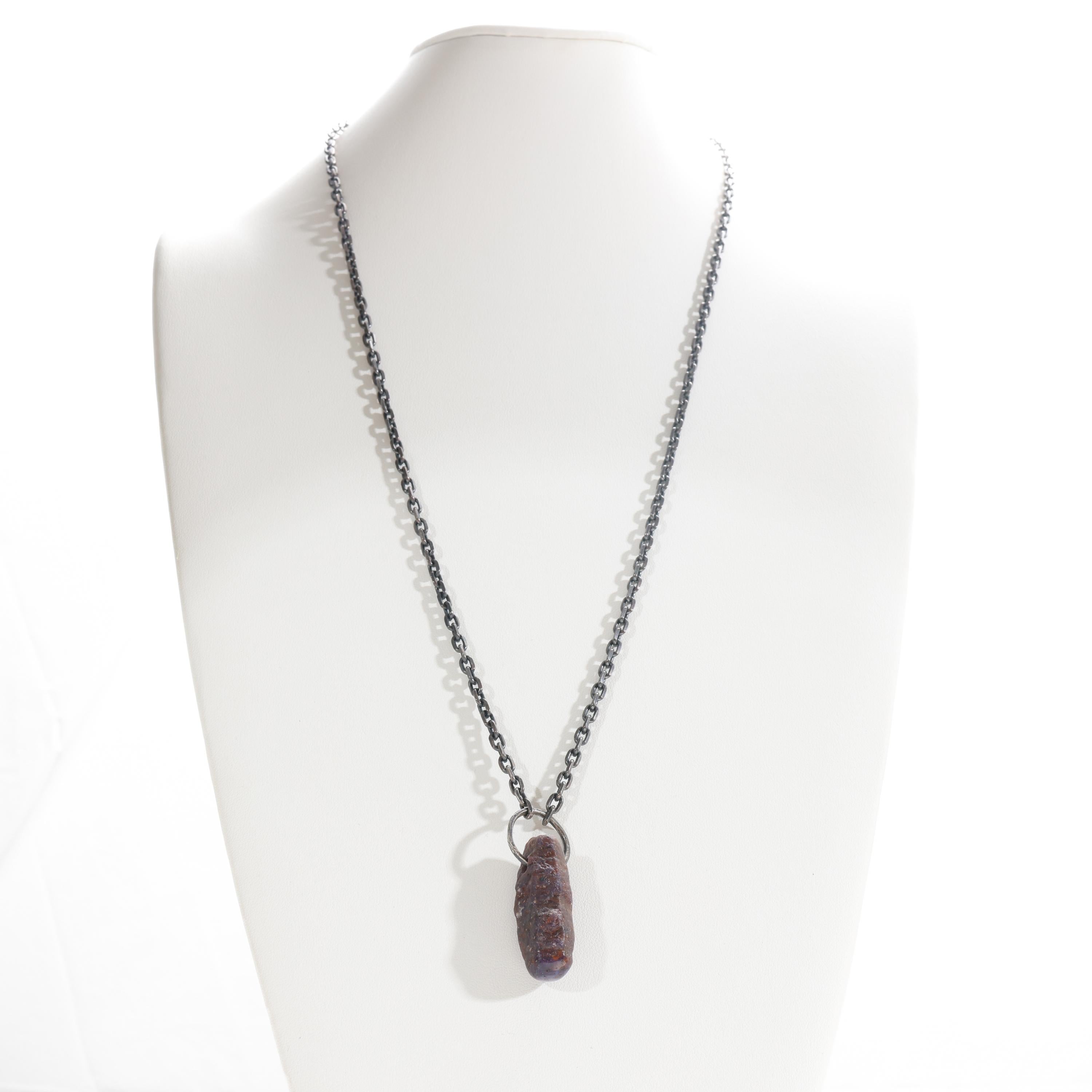 Artigiano Collana con ciondolo di zaffiro in cristallo grezzo, catena d'argento robusta, pezzo unico in vendita