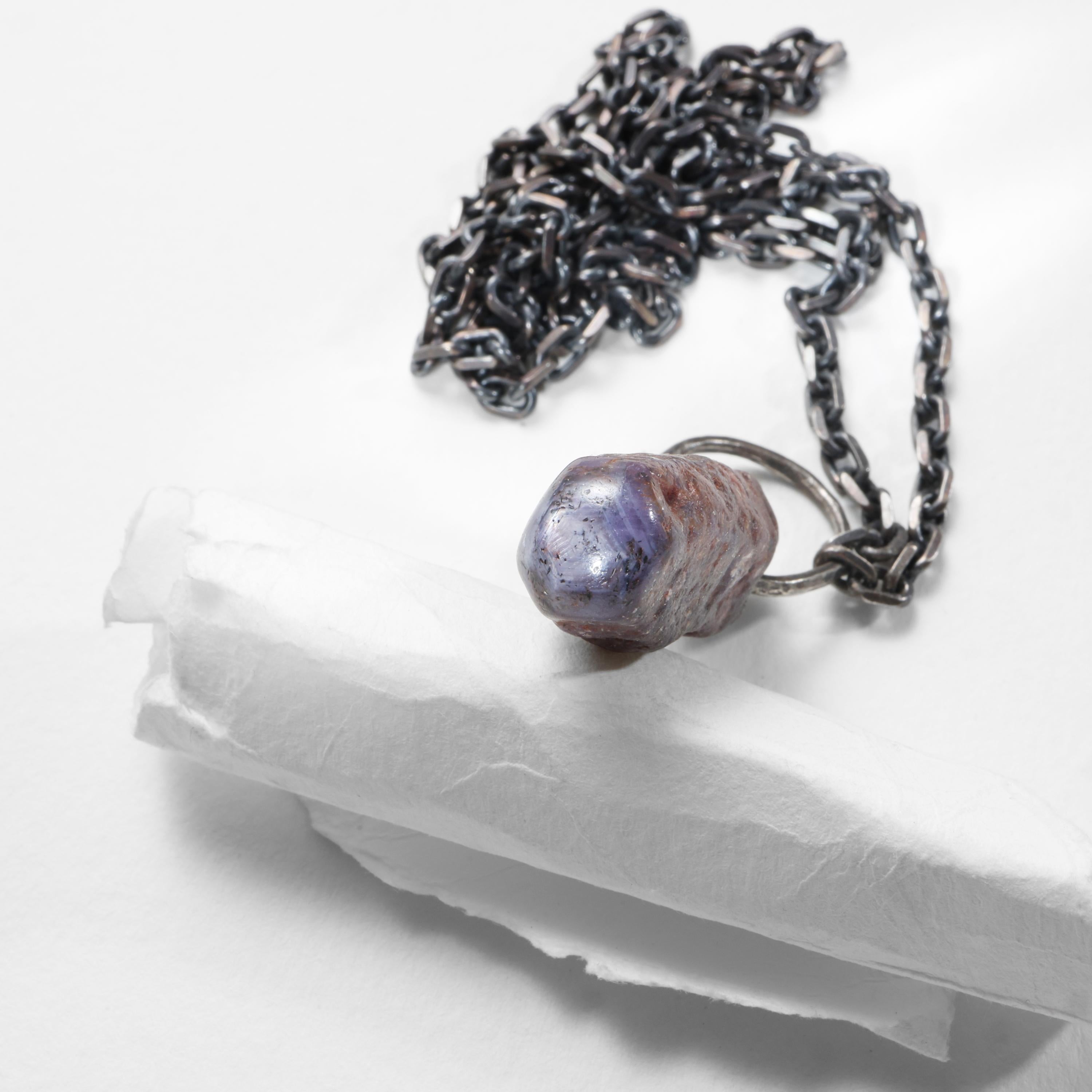 Grezzo Collana con ciondolo di zaffiro in cristallo grezzo, catena d'argento robusta, pezzo unico in vendita