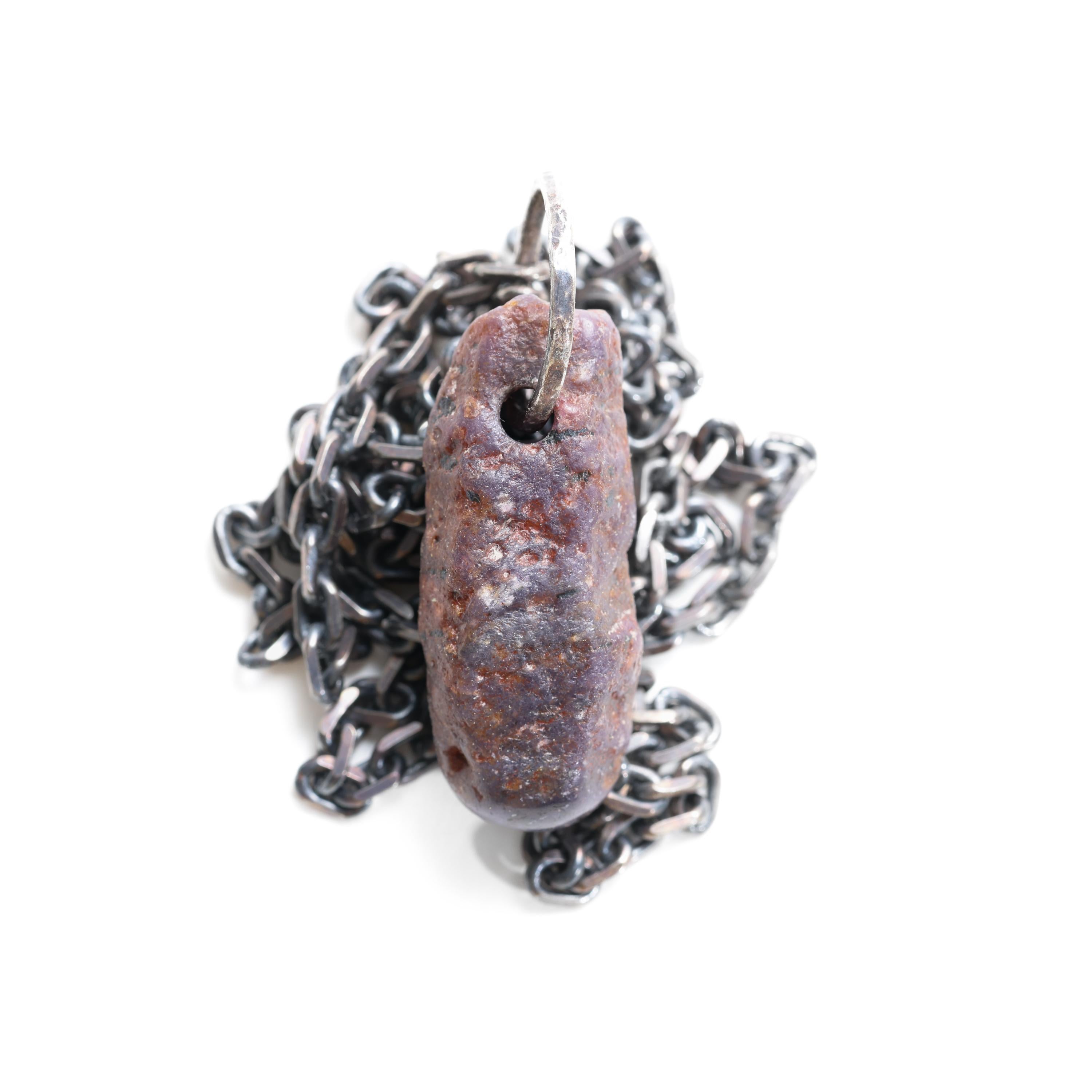 Collana con ciondolo di zaffiro in cristallo grezzo, catena d'argento robusta, pezzo unico In condizioni Nuovo in vendita a Southbury, CT
