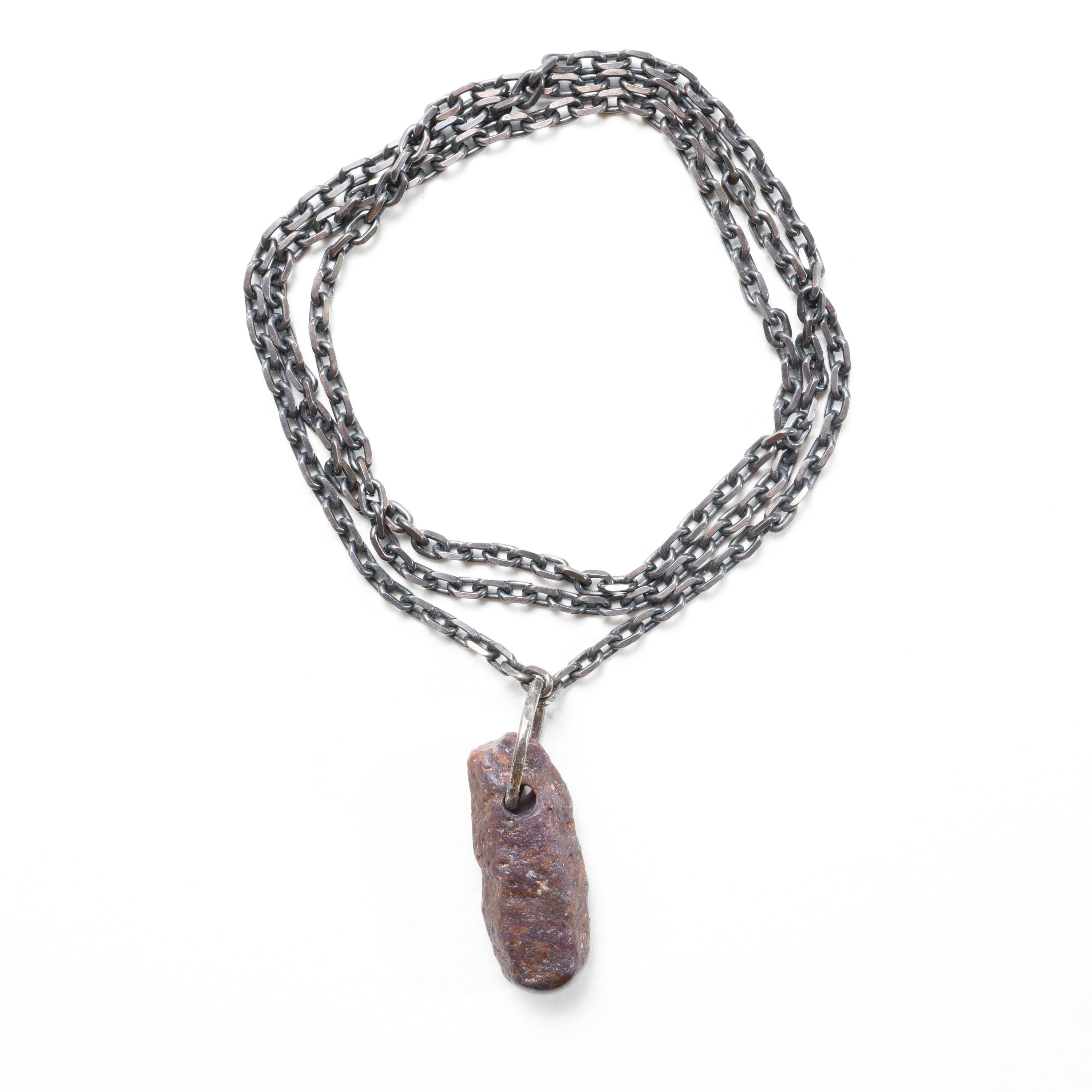 Collana con ciondolo di zaffiro in cristallo grezzo, catena d'argento robusta, pezzo unico in vendita 1