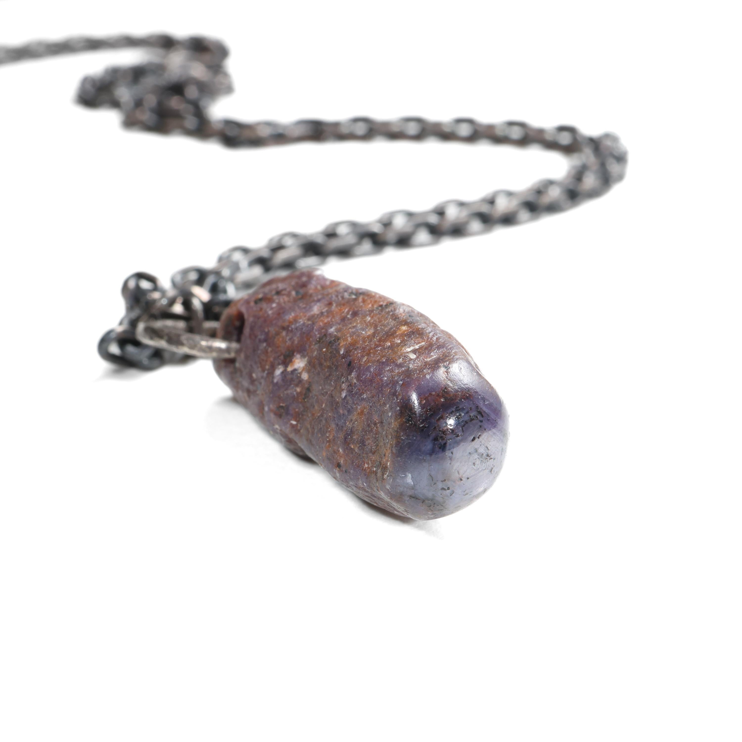 Collana con ciondolo di zaffiro in cristallo grezzo, catena d'argento robusta, pezzo unico in vendita 2