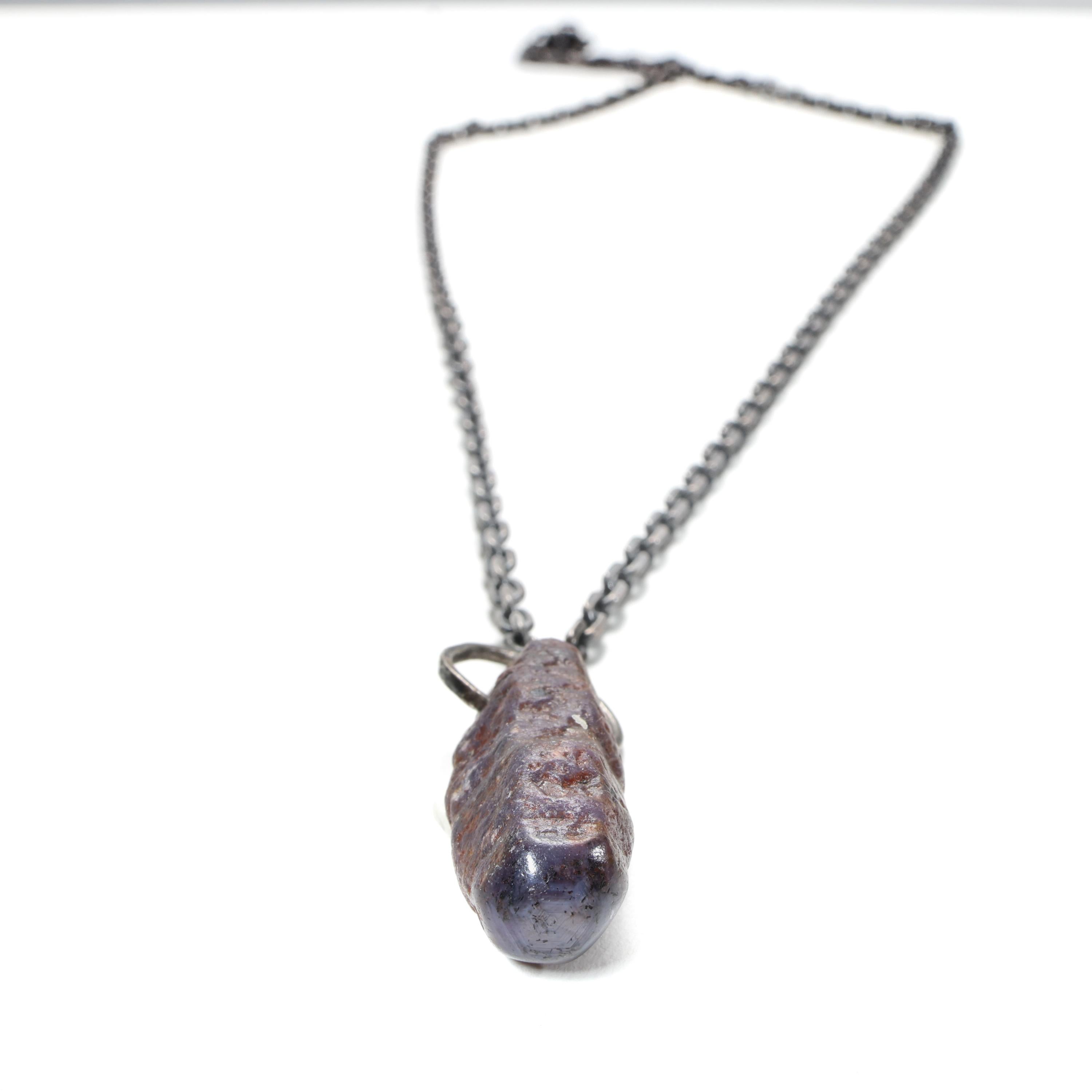 Collana con ciondolo di zaffiro in cristallo grezzo, catena d'argento robusta, pezzo unico in vendita 3